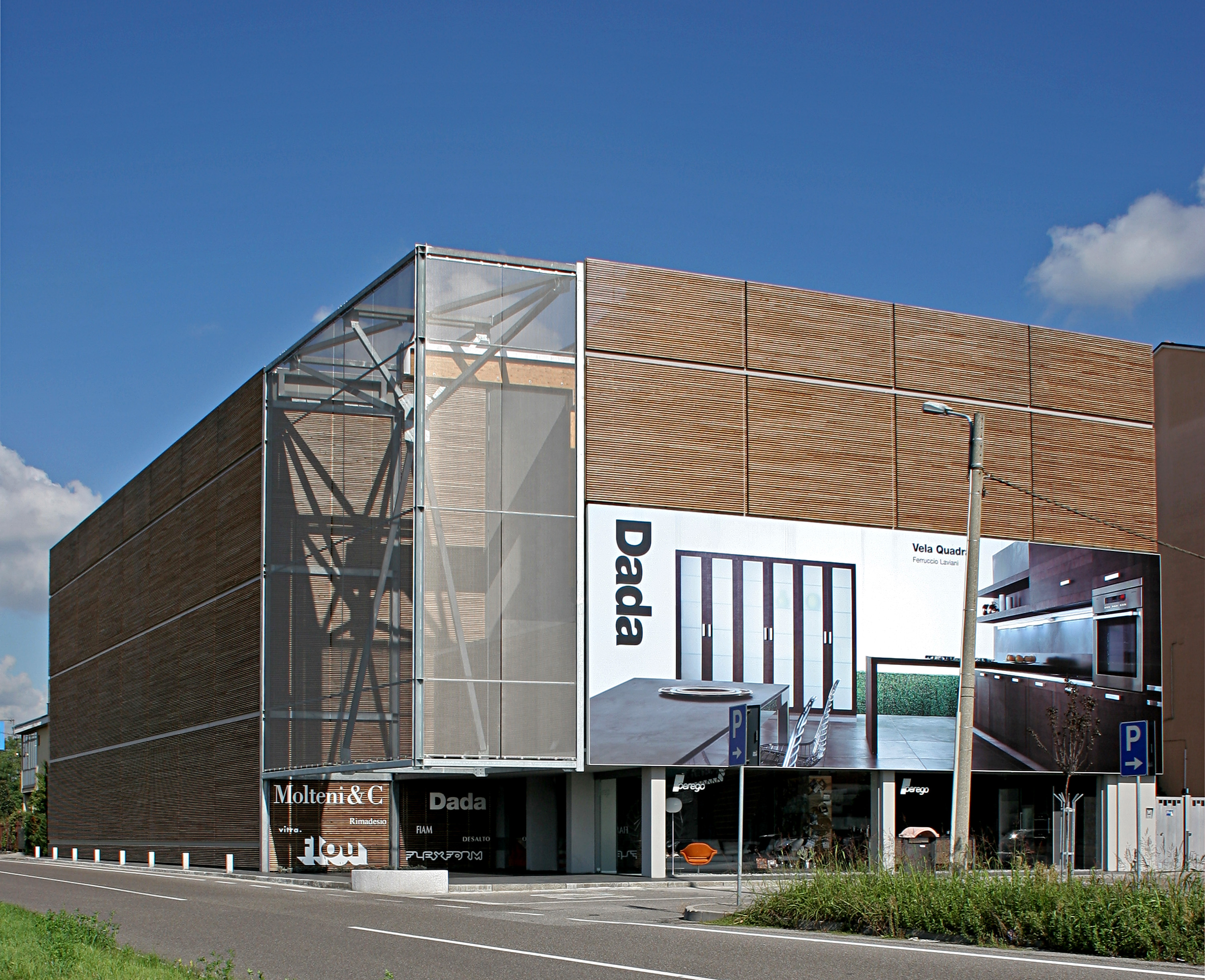 Facciata-in-legno-negozio-monza