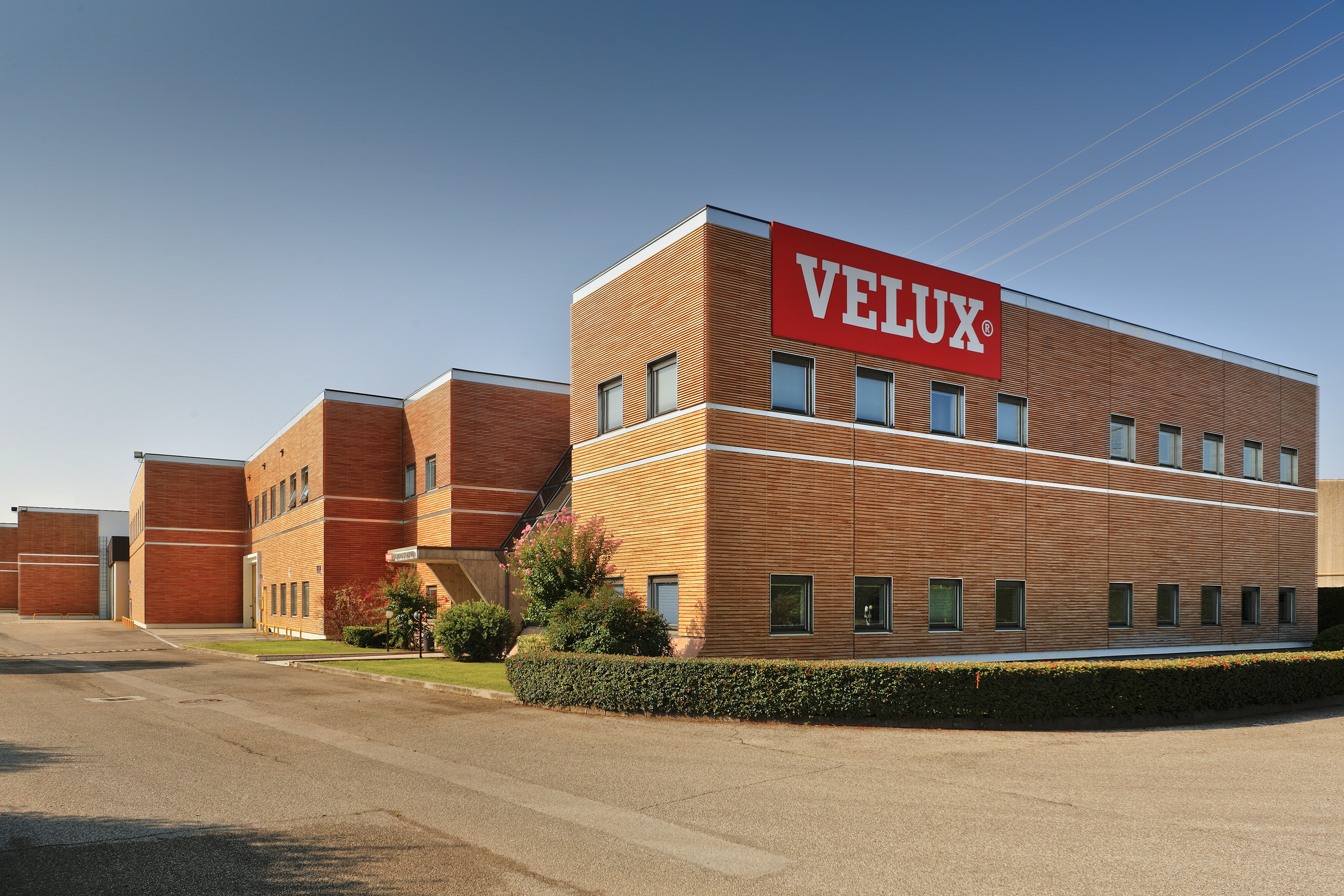 Facciata-in-legno-uffici-velux-verona