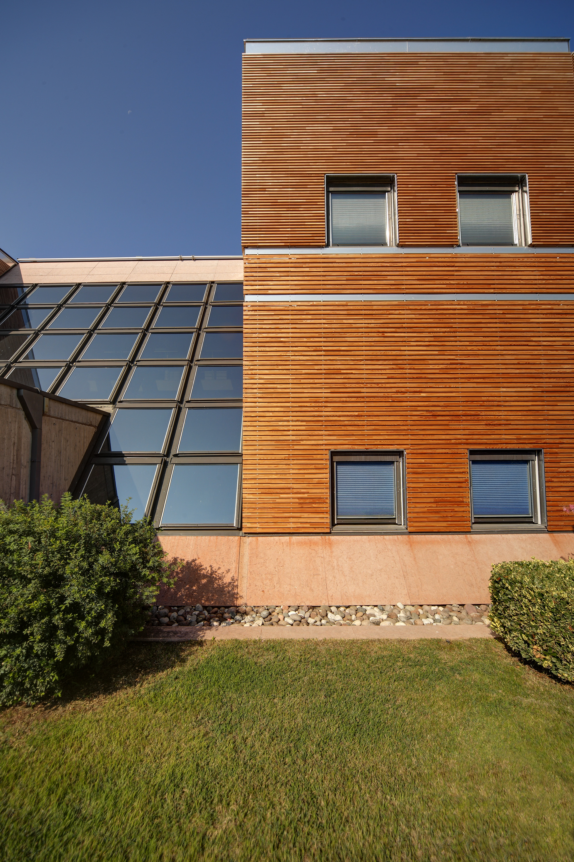 Facciata-in-legno-uffici-velux-verona