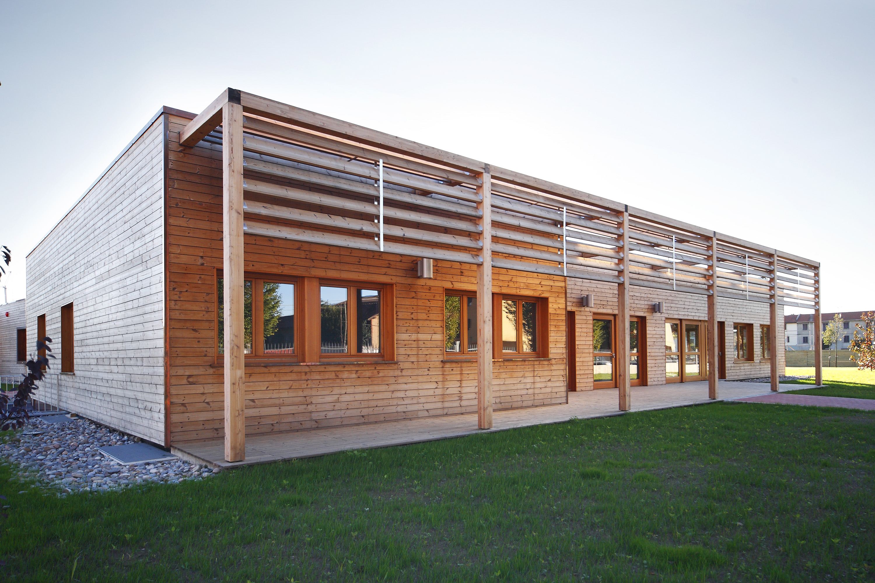 Facciata-in-legno-scuola-varese