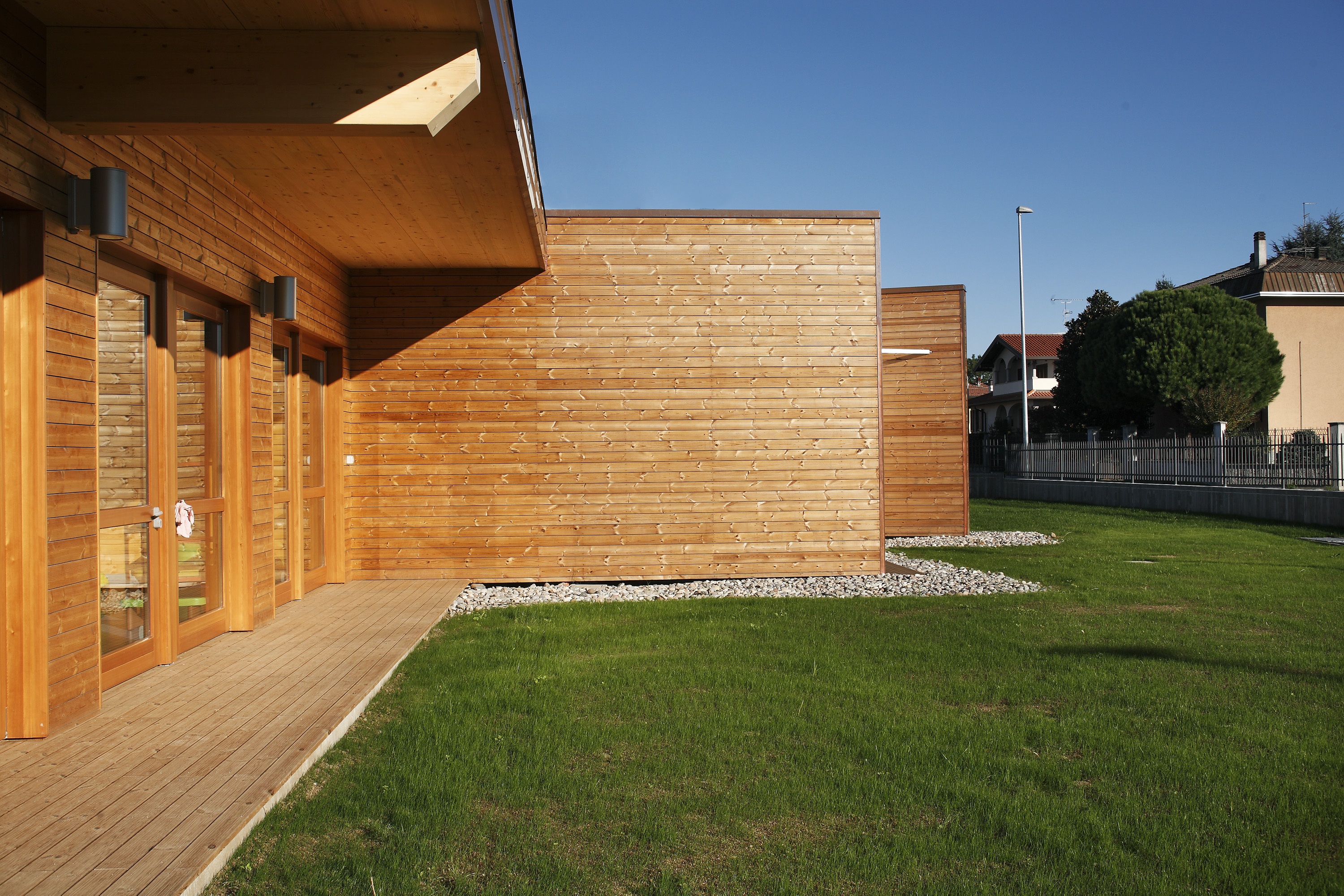 Facciata-in-legno-scuola-varese