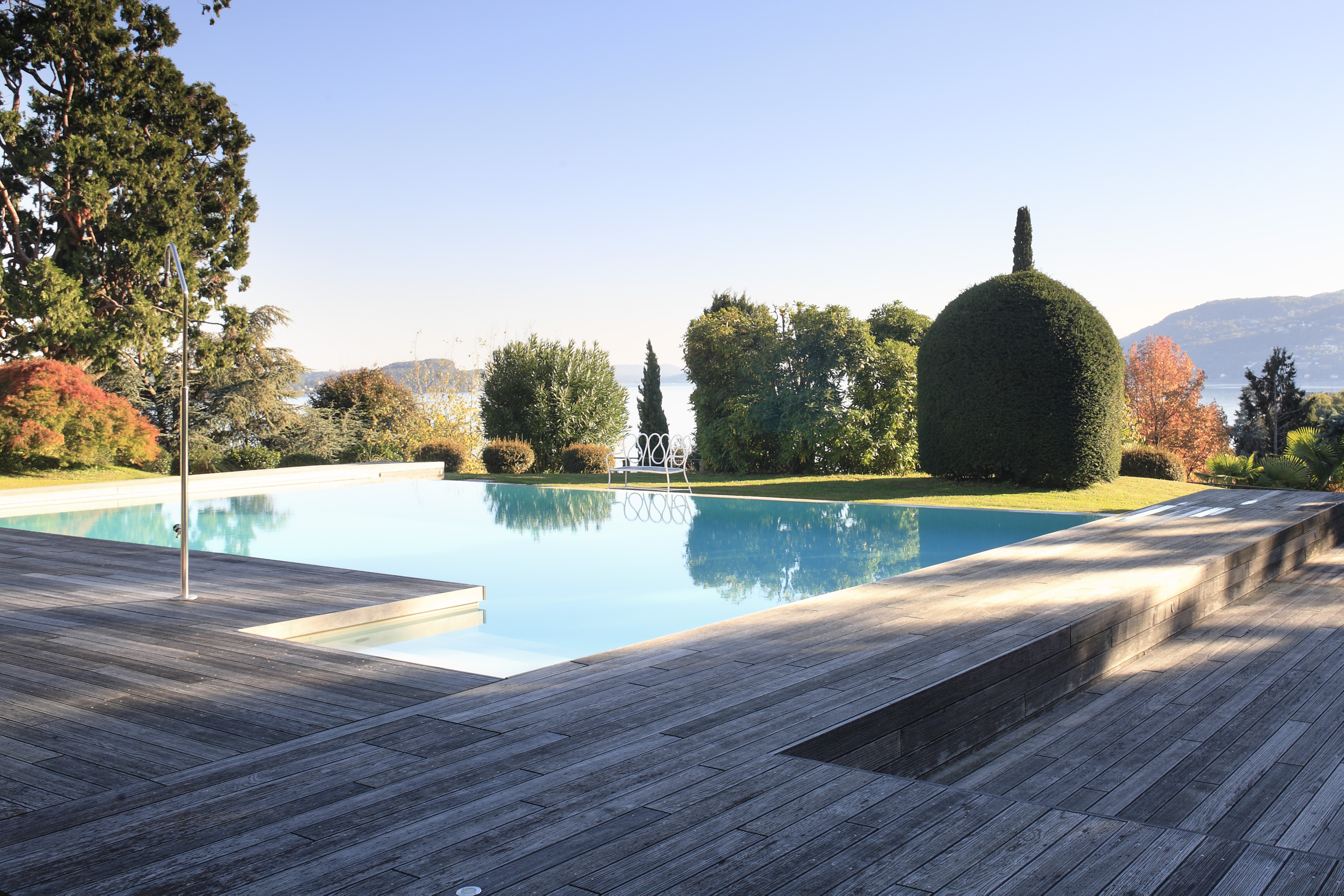Decking-in-legno-piscina-Verbania