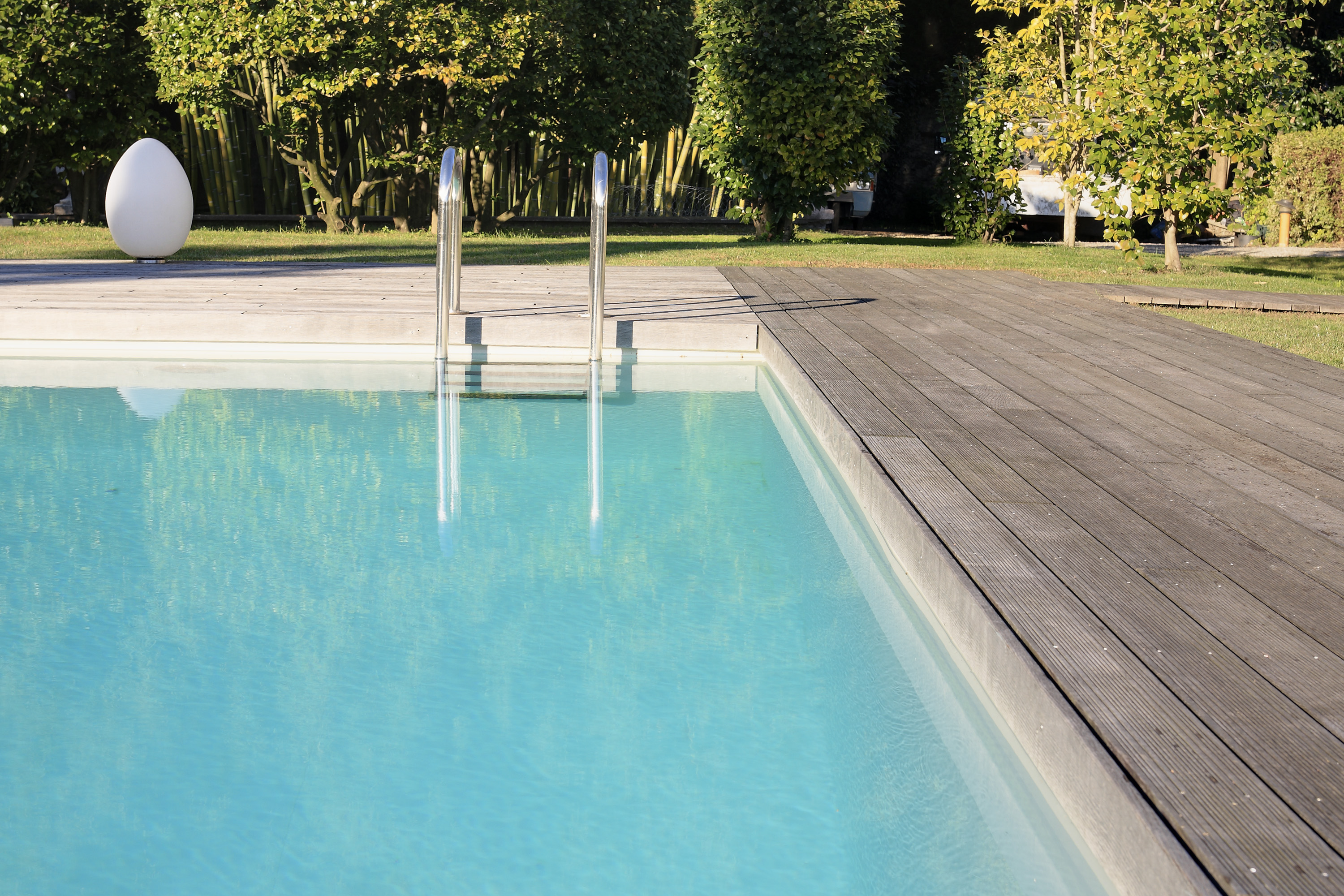 Decking-in-legno-piscina-Verbania