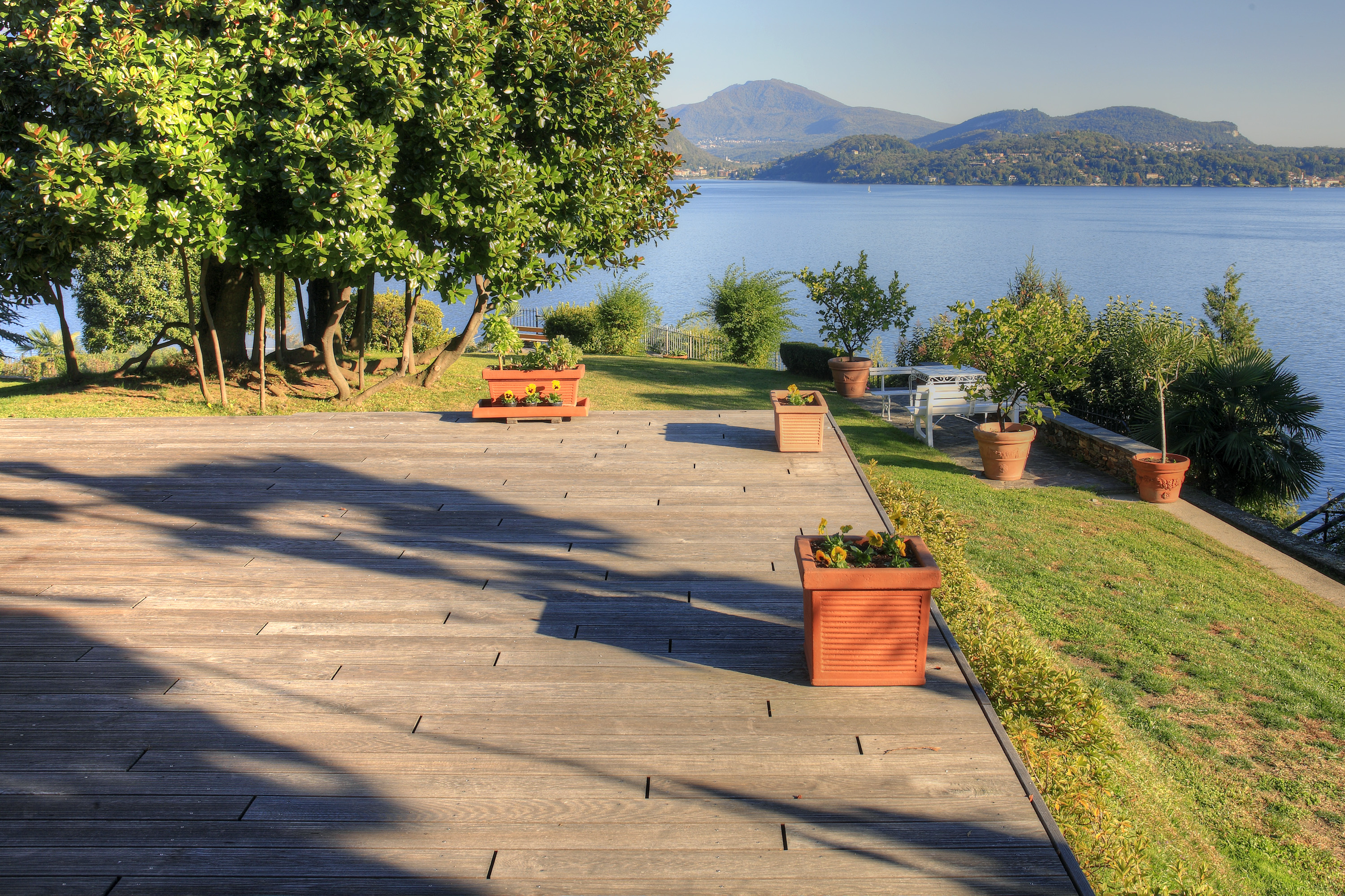 Decking-in-legno-piscina-Verbania