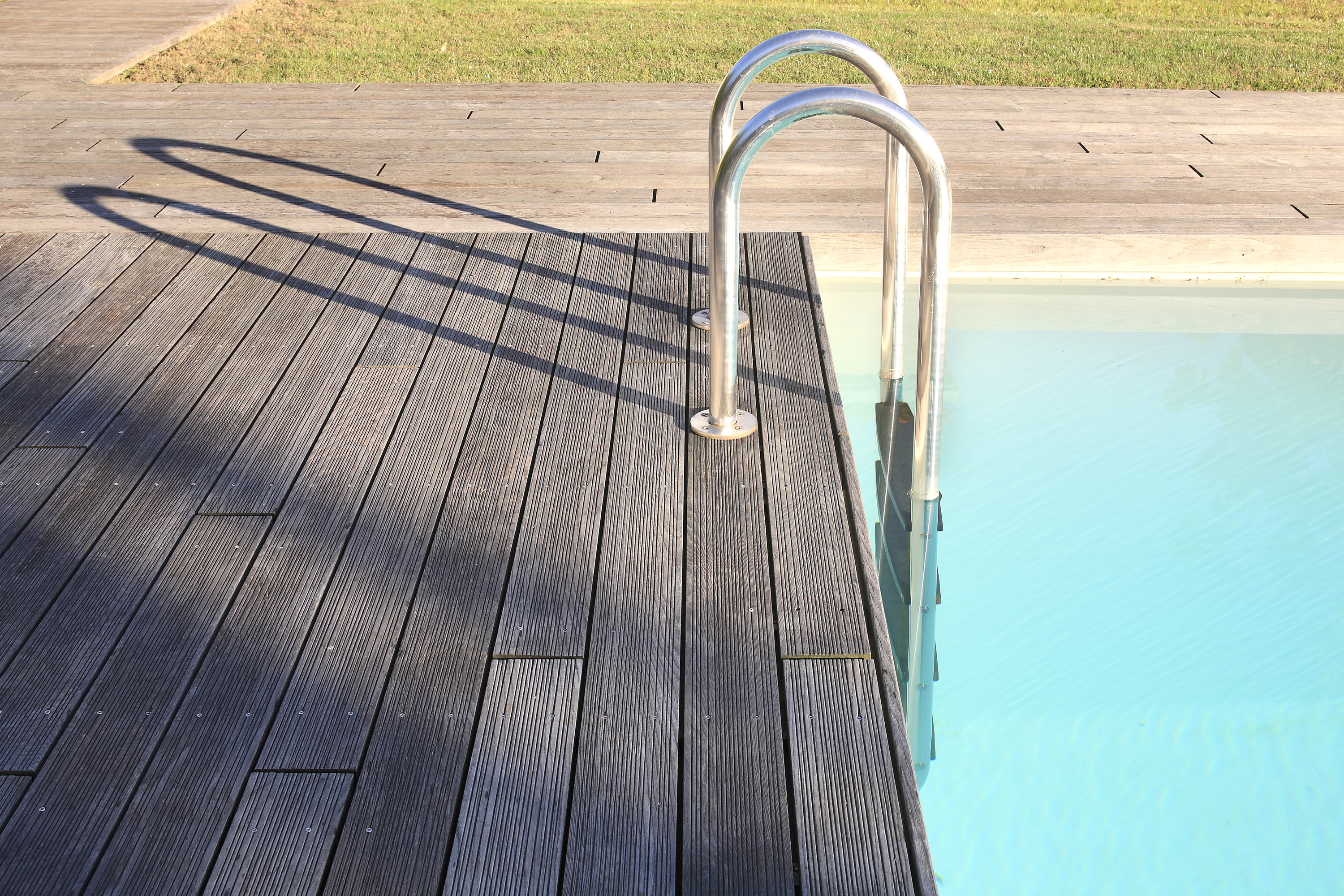 Decking-in-legno-piscina-Verbania
