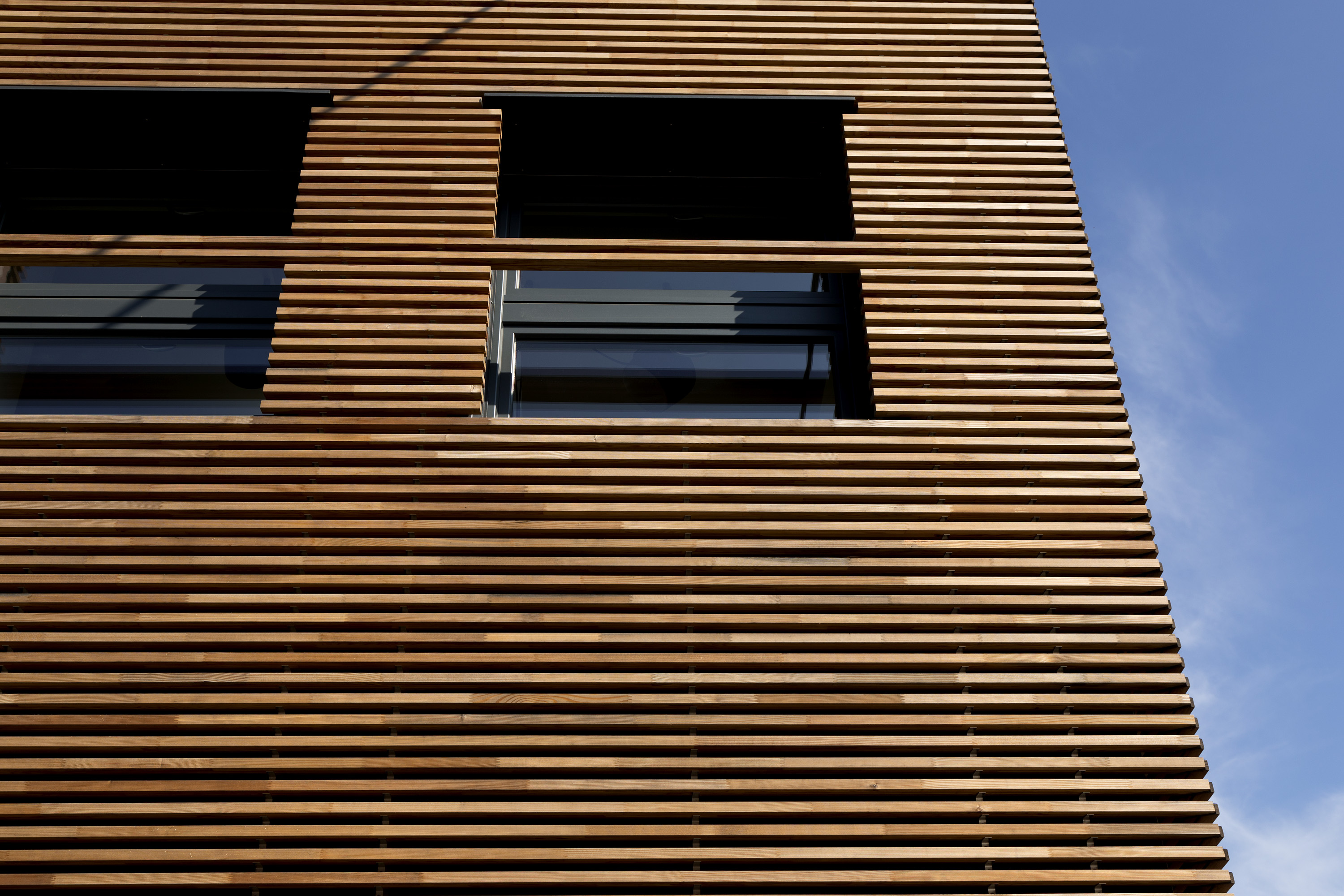 Facciata-in-legno-doghe-bergamo