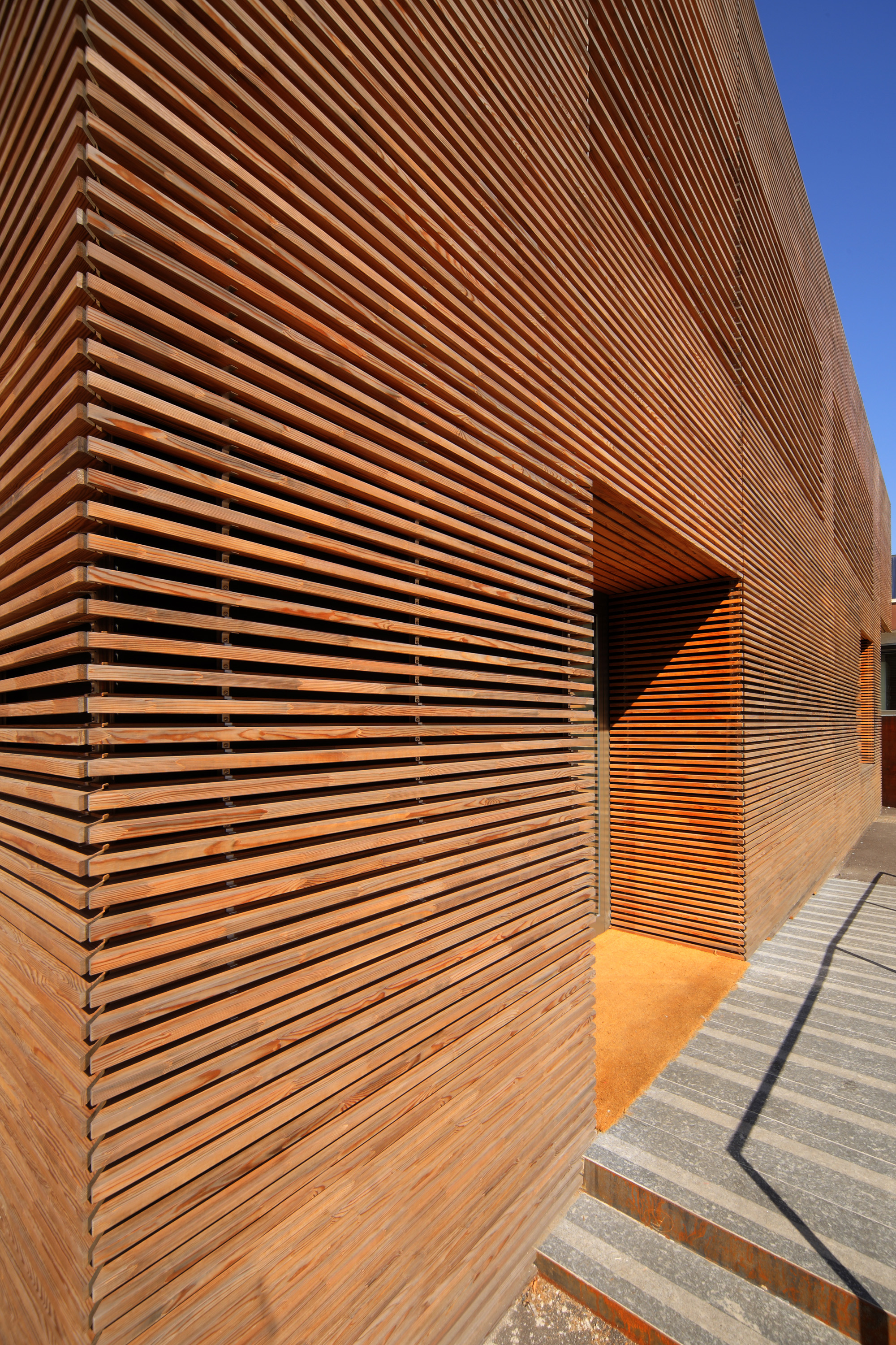 Facciata-in-legno-ufficio-varese