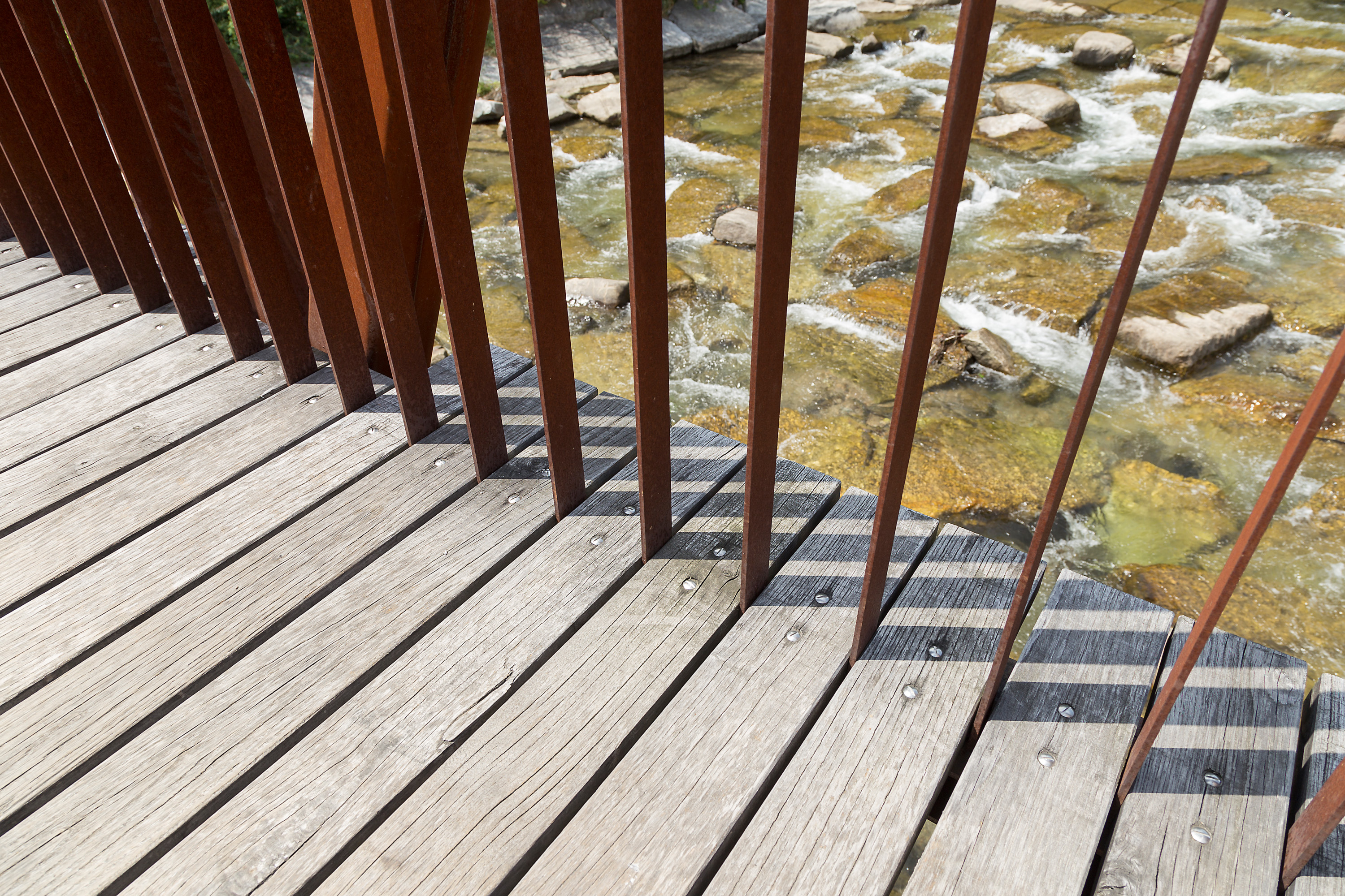 Passerella-in-legno-parco-Lugano