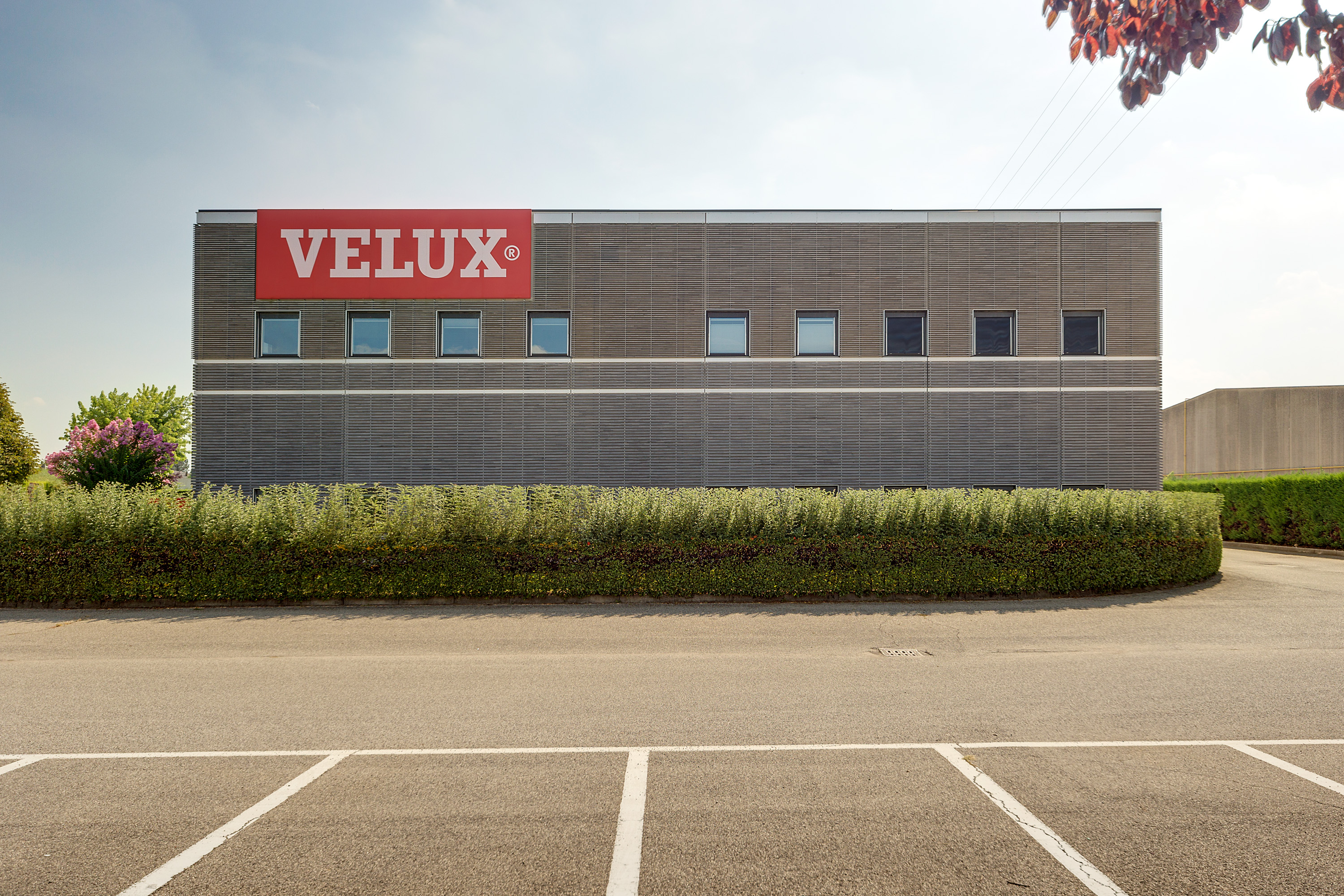 Facciata-in-legno-uffici-velux-verona