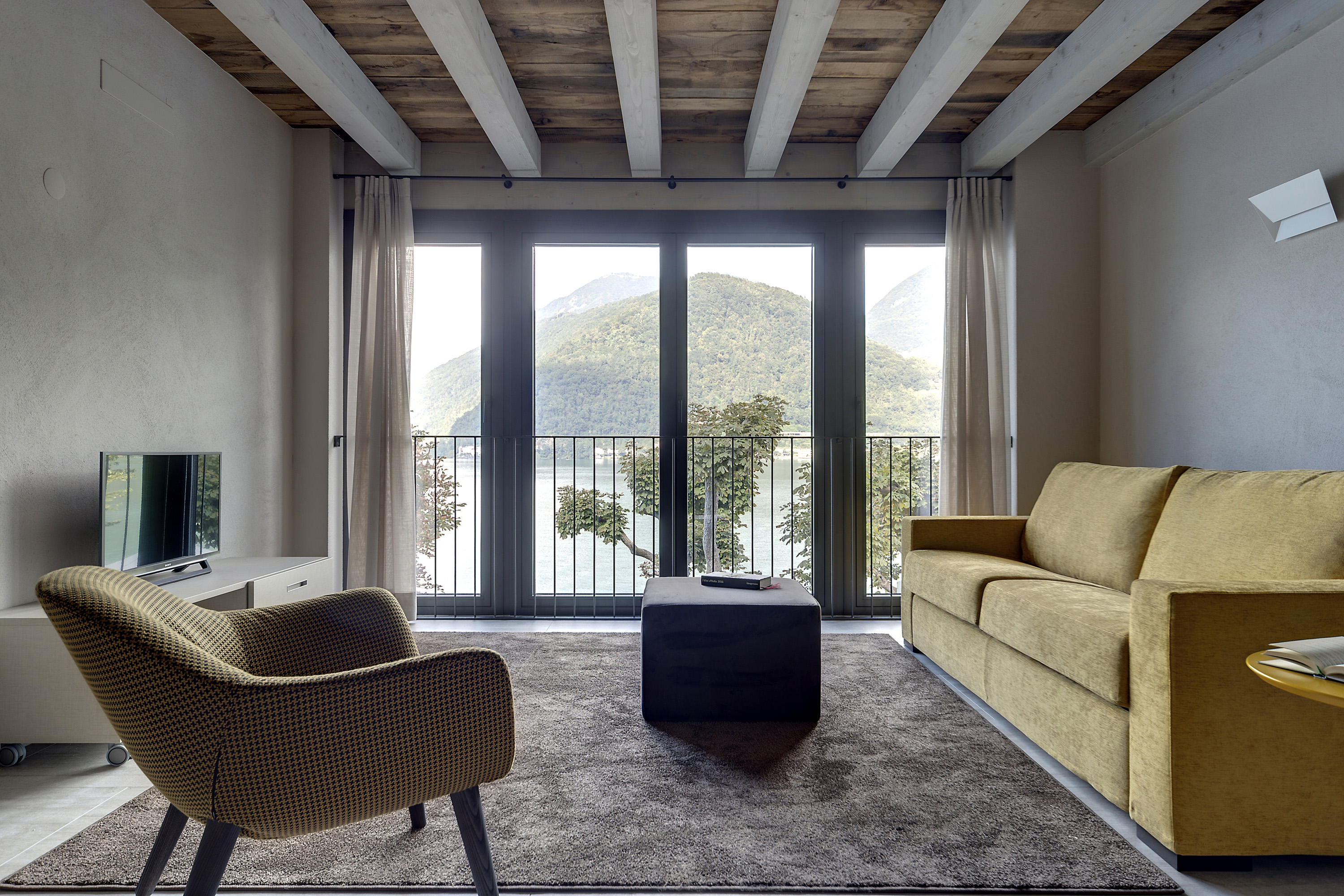 Soffitto-in-legno-soggiorno-Riva San Vitale