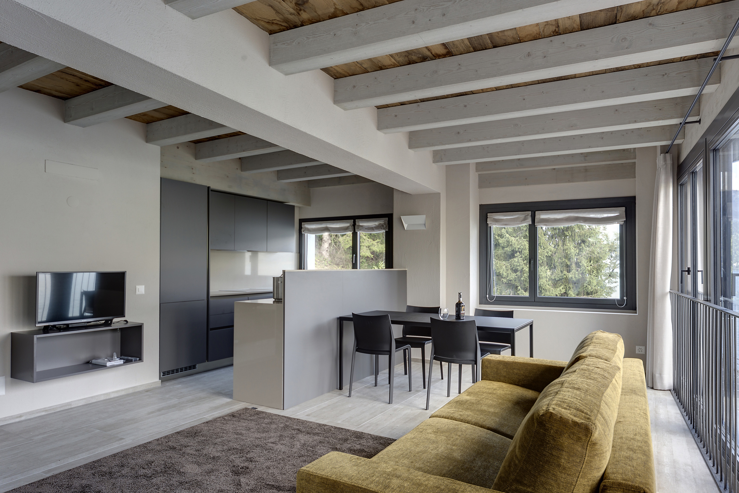 Soffitto-in-legno-soggiorno-Riva San Vitale