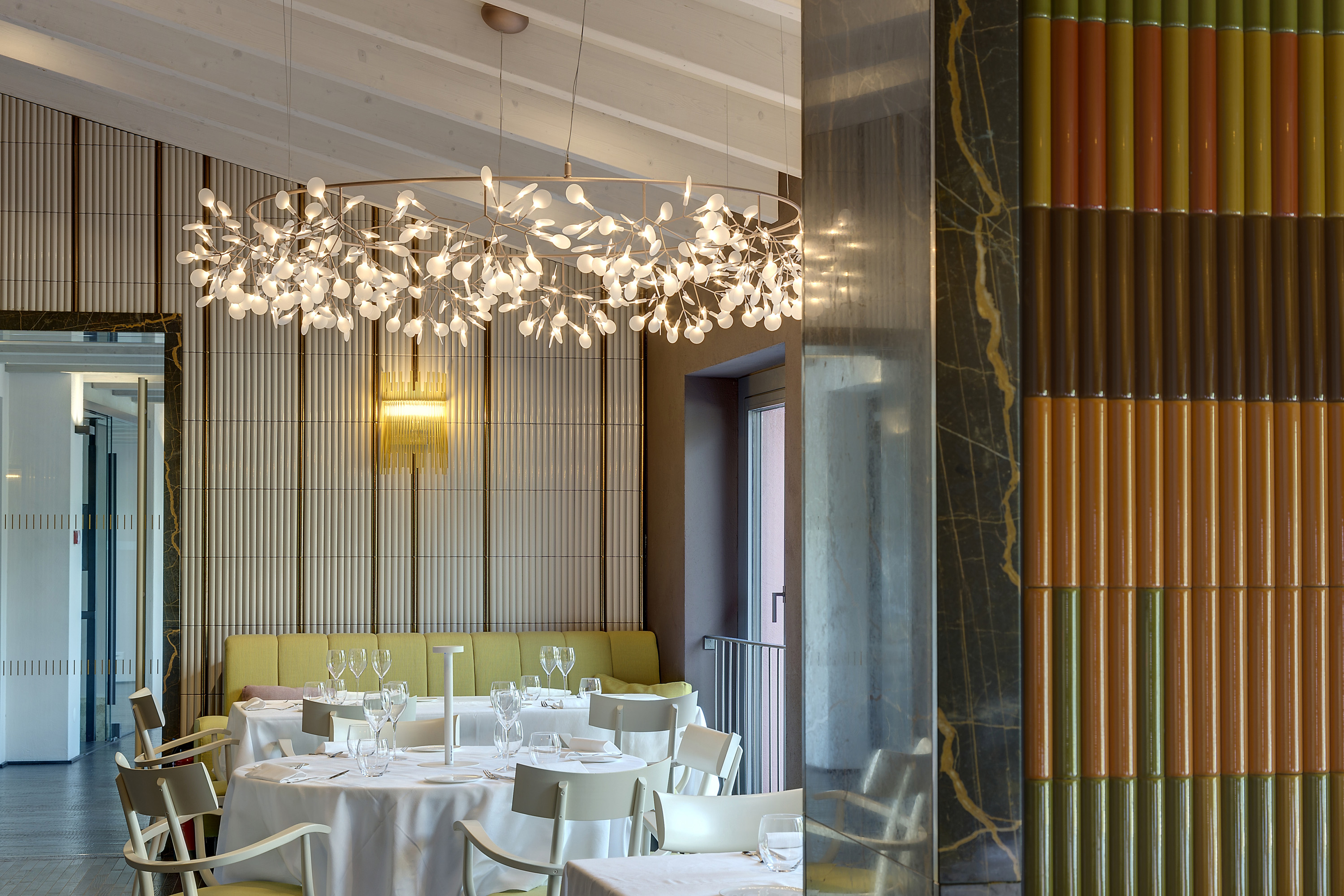 Soffitto-in-legno-ristorante-svizzera