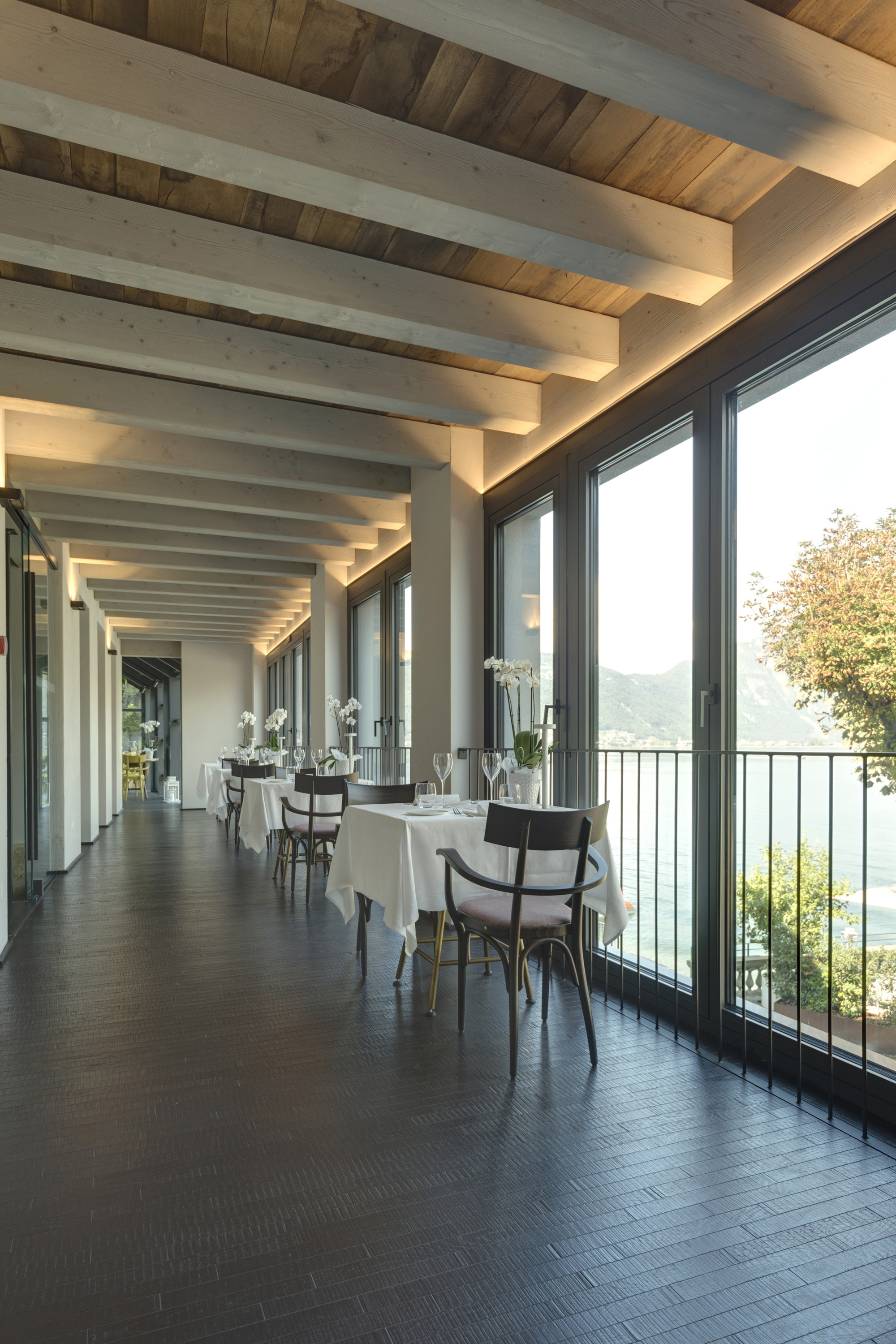 Tetto-in-legno-ristorante-svizzera