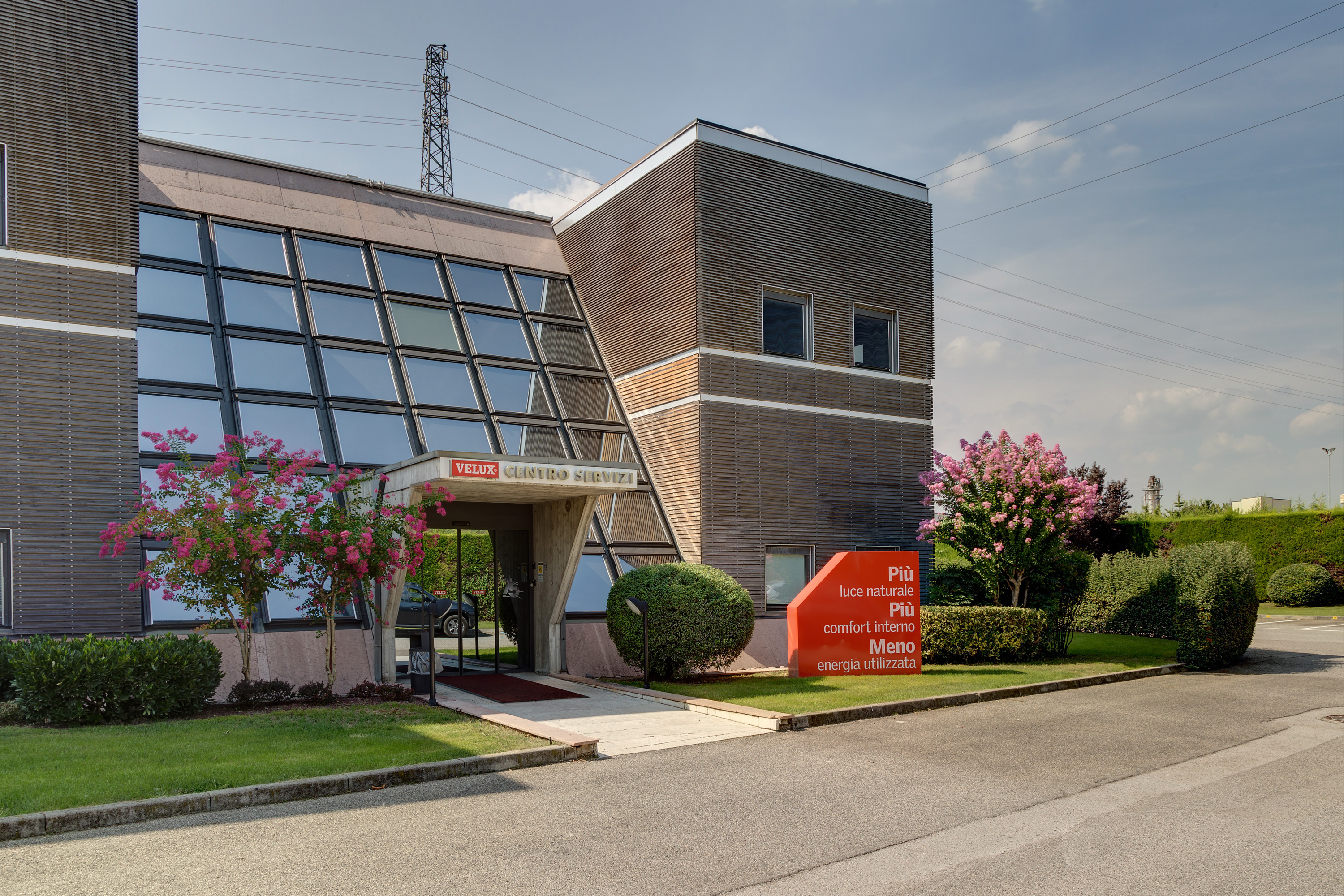 Facciata-in-legno-uffici-velux-verona