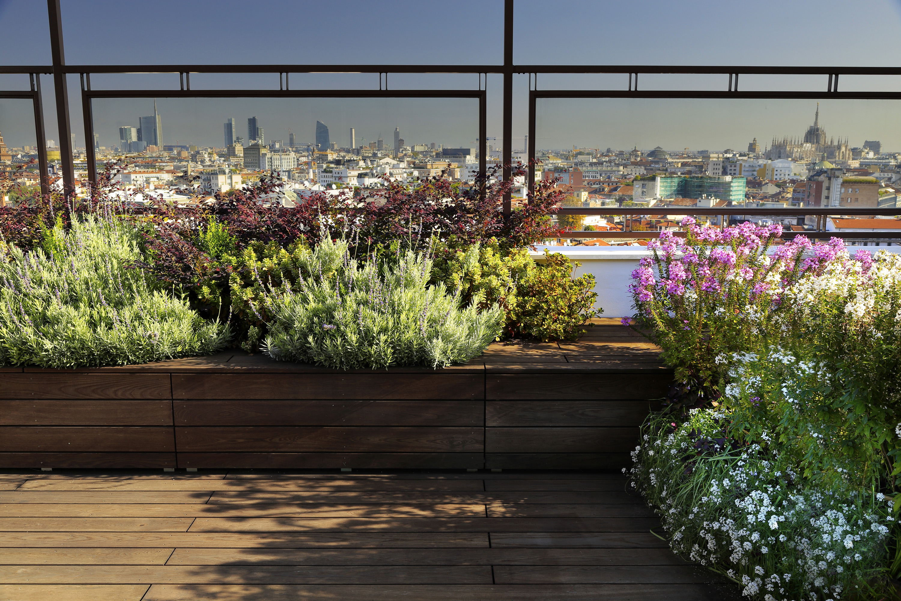 Decking-in-legno-terrazzo-milano