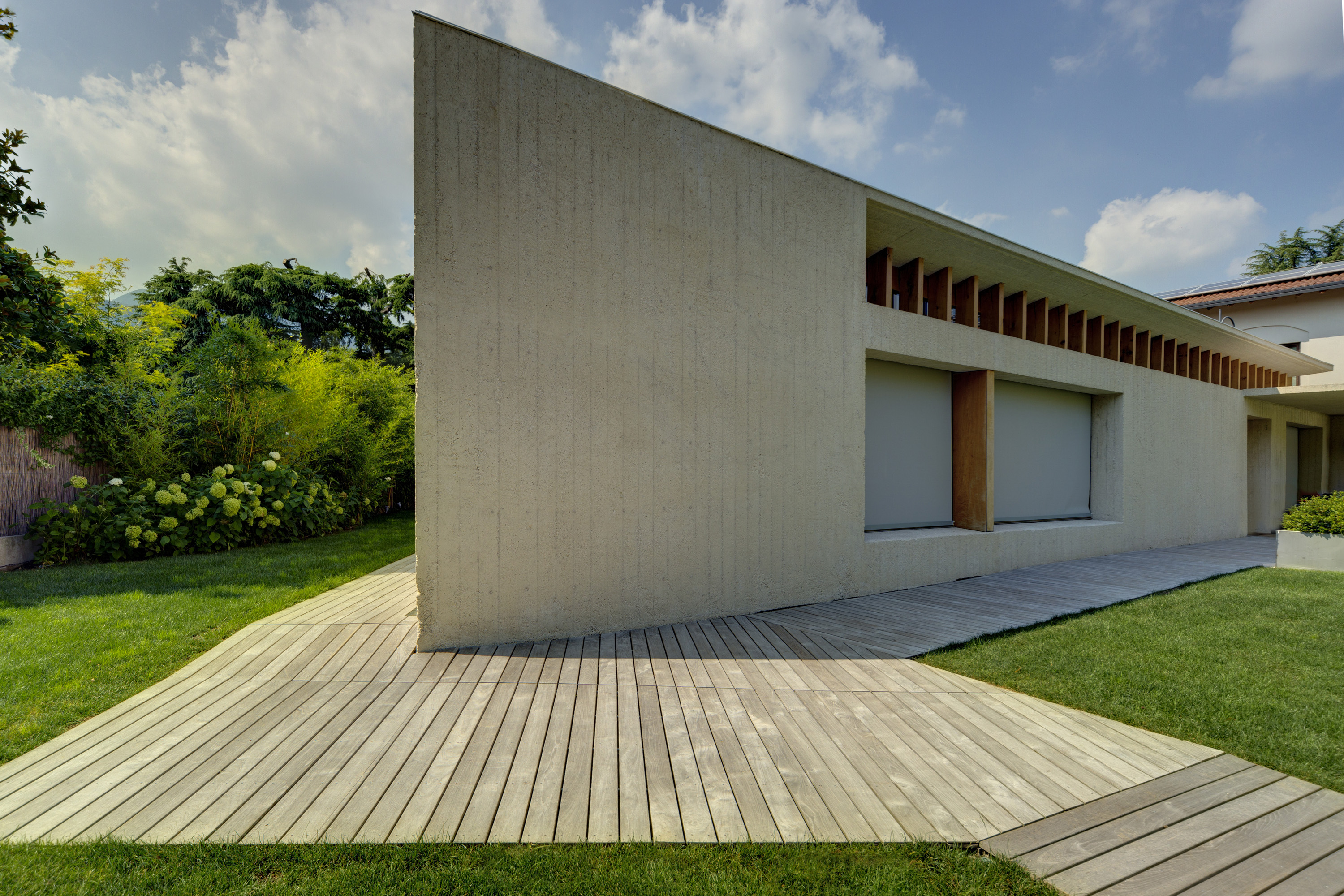 Decking-in-legno-esterno-casa-Erba