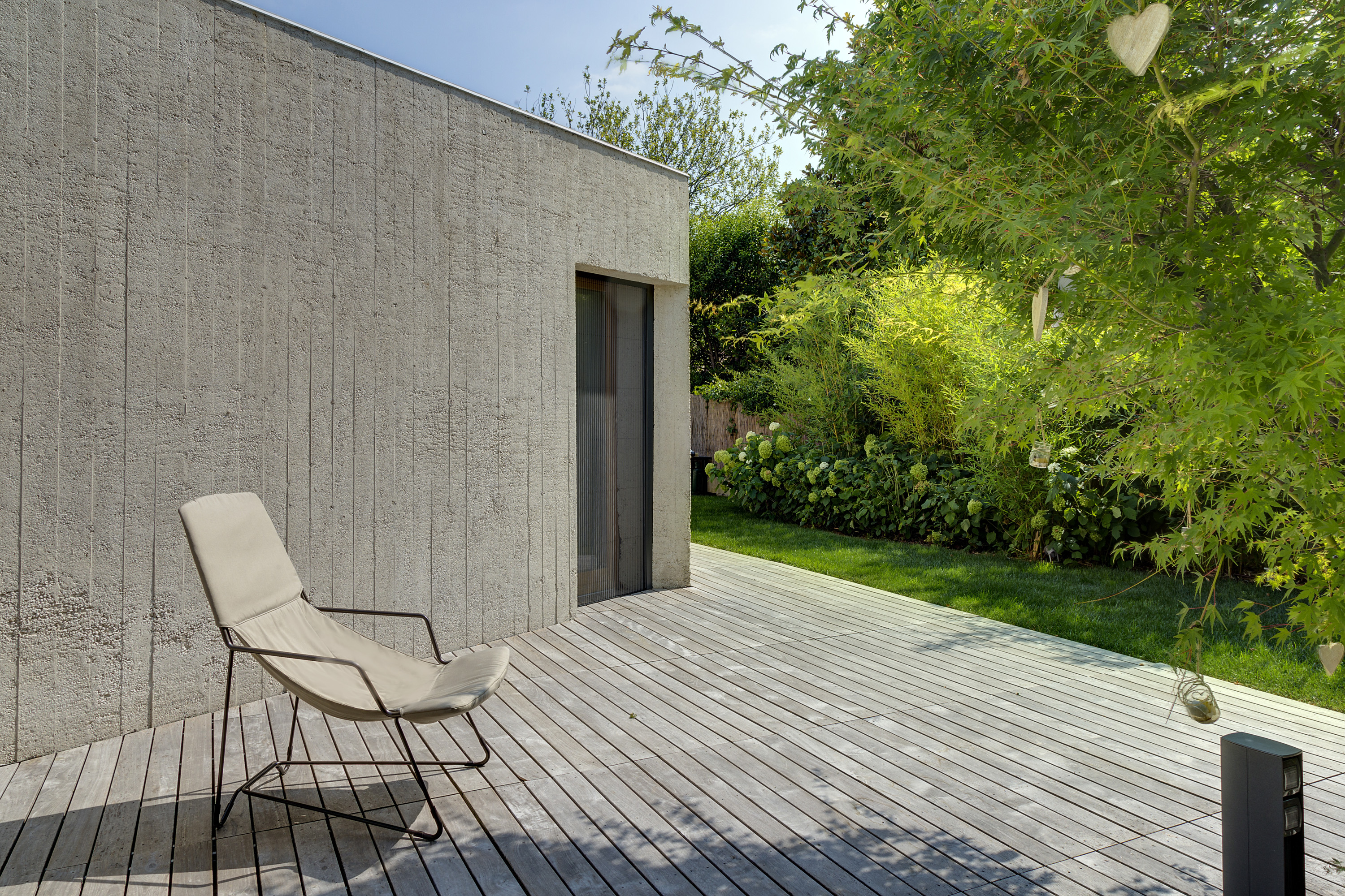 Decking-in-legno-esterno-casa-Erba