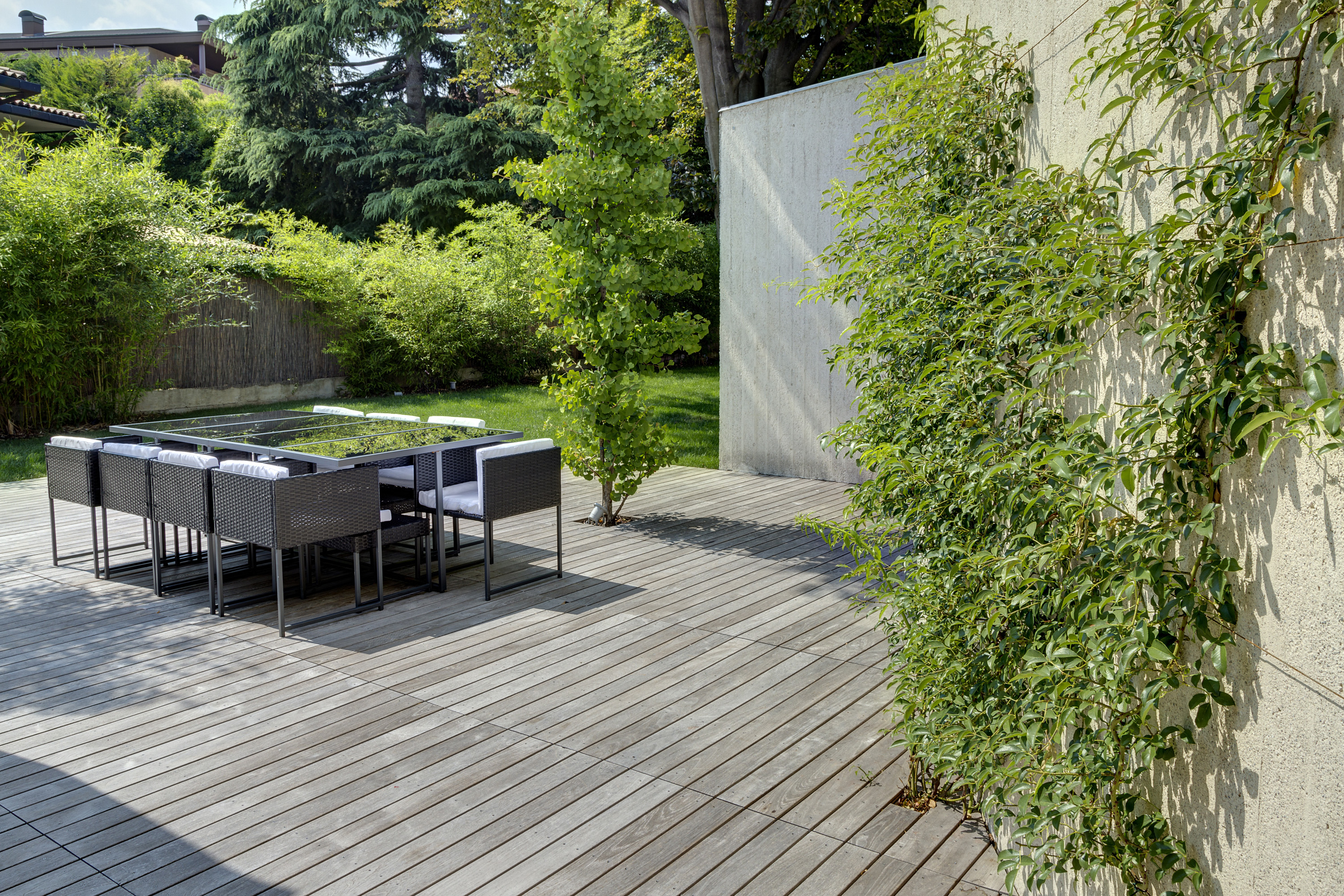 Decking-in-legno-esterno-casa-Erba