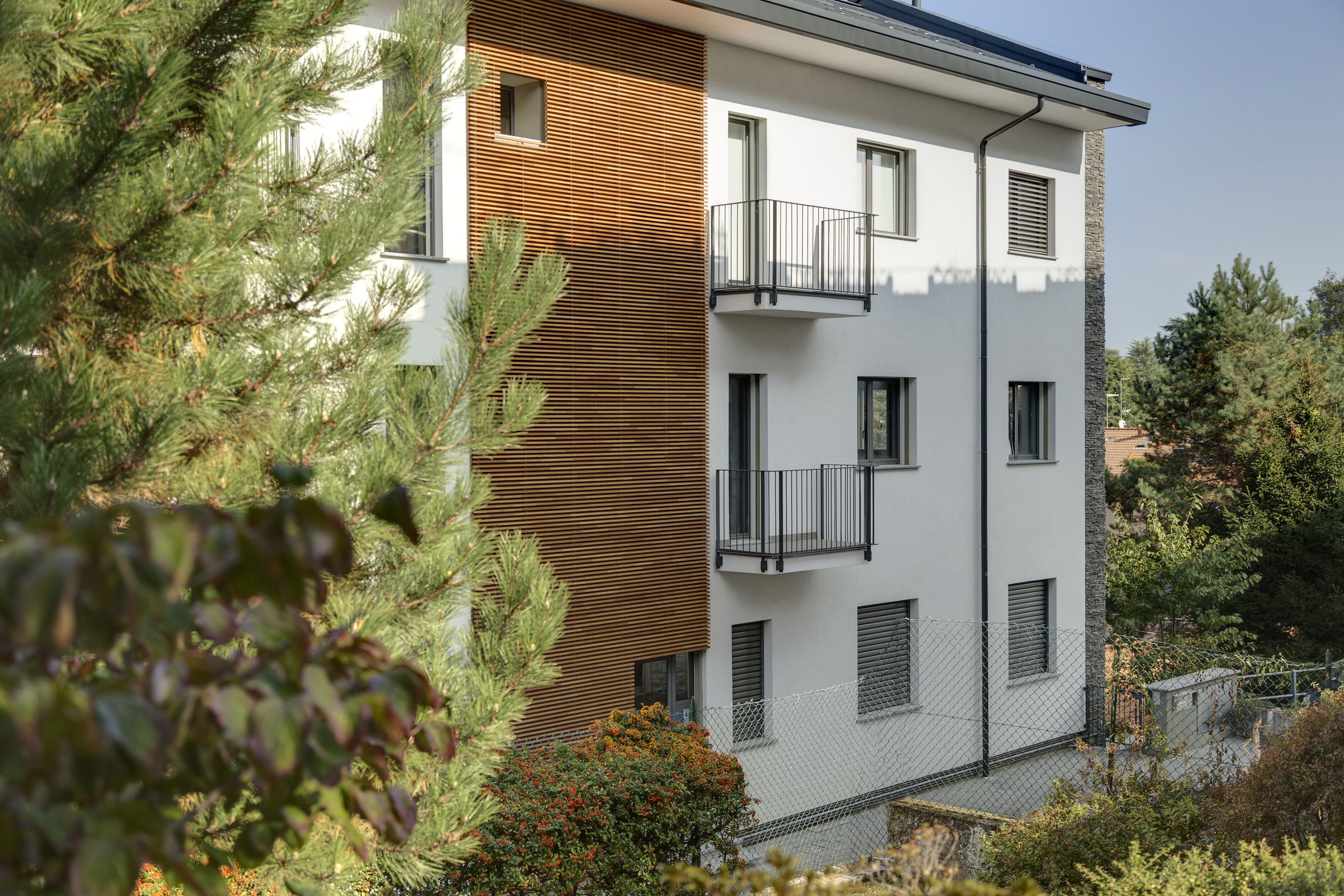 Facciata-in-legno-condominio-Cantù