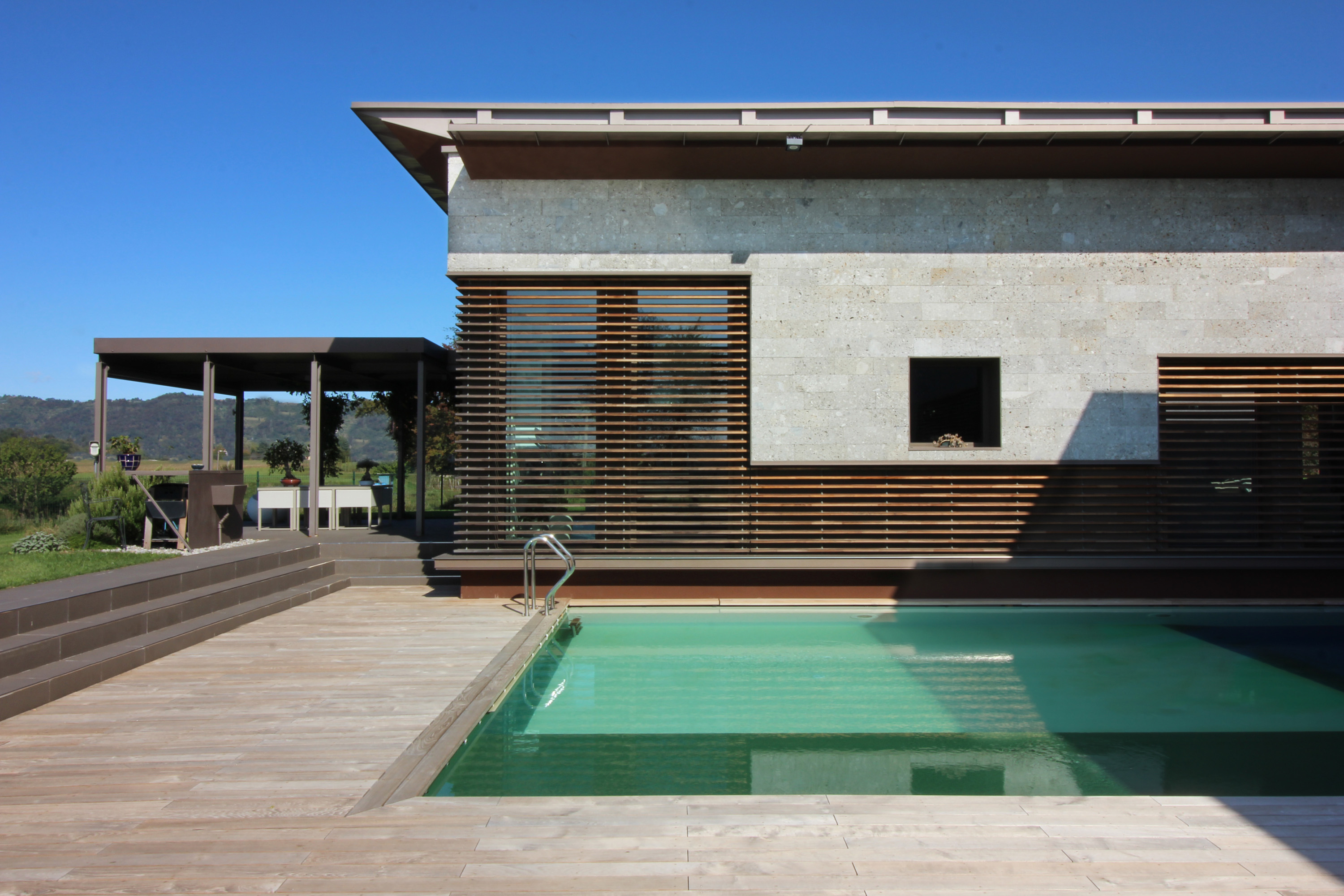 Facciata-in-legno-casa-Lomagna