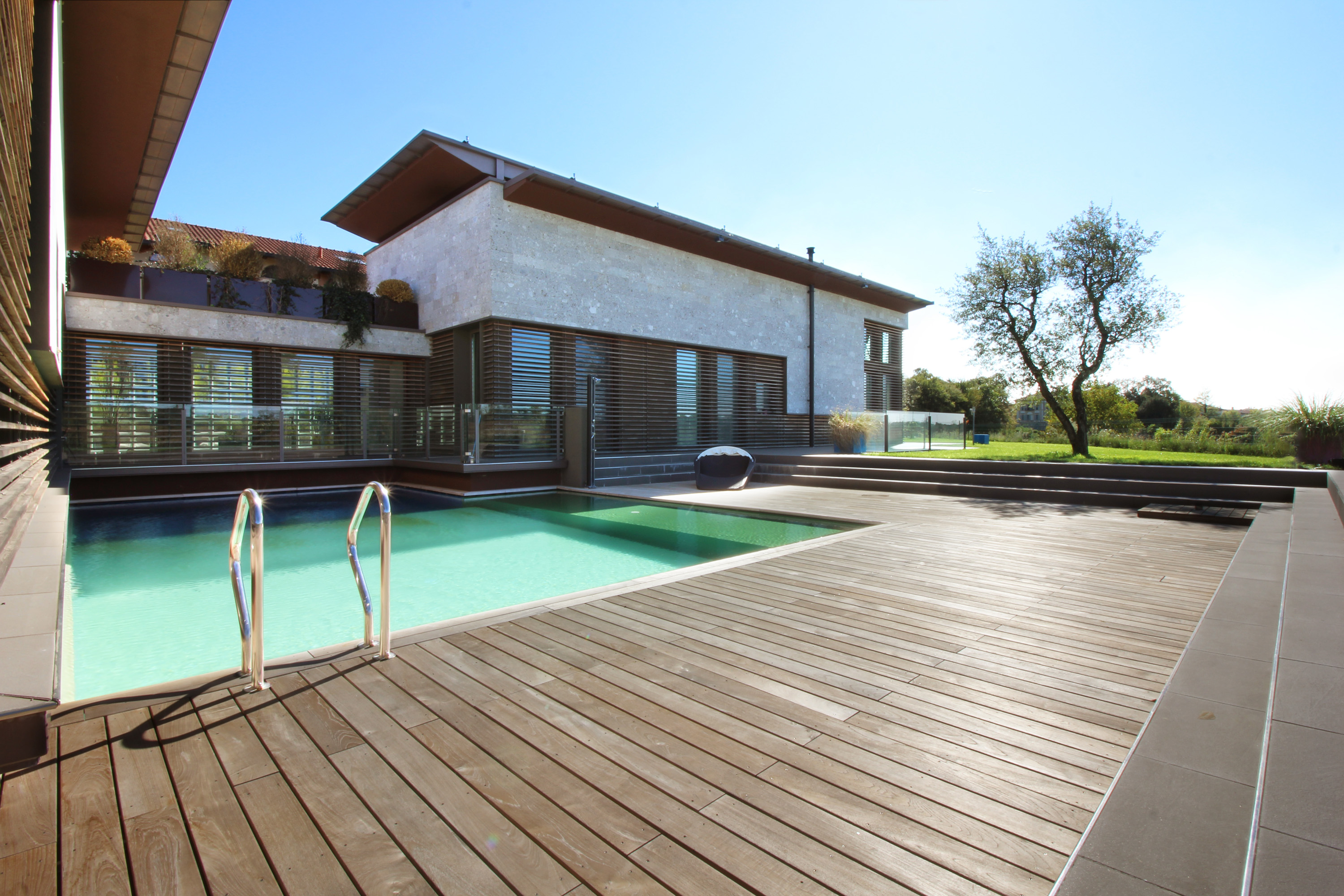 Parquet-per-esterno-piscina-Lomagna