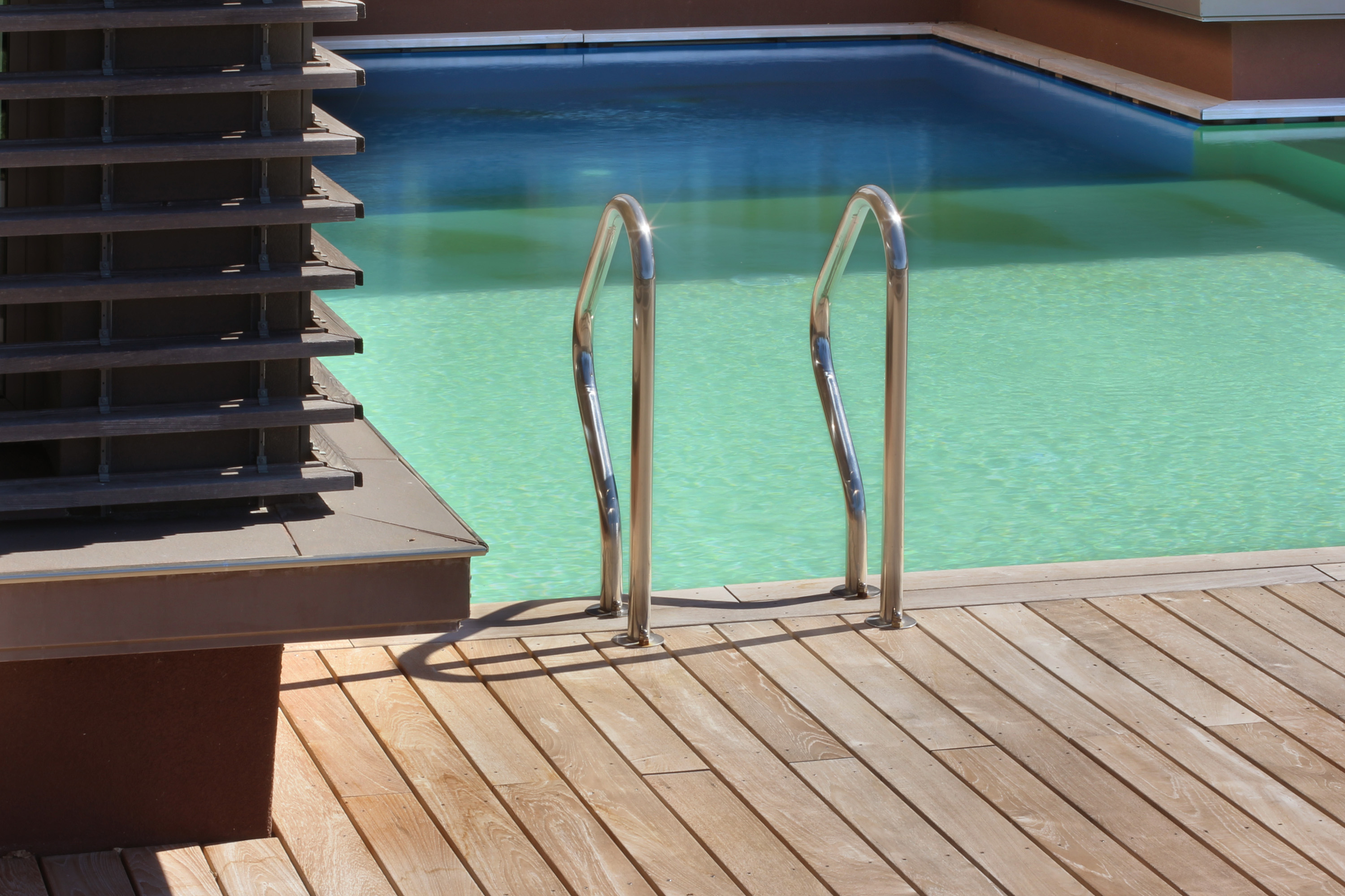 Parquet-per-esterno-piscina-Lomagna