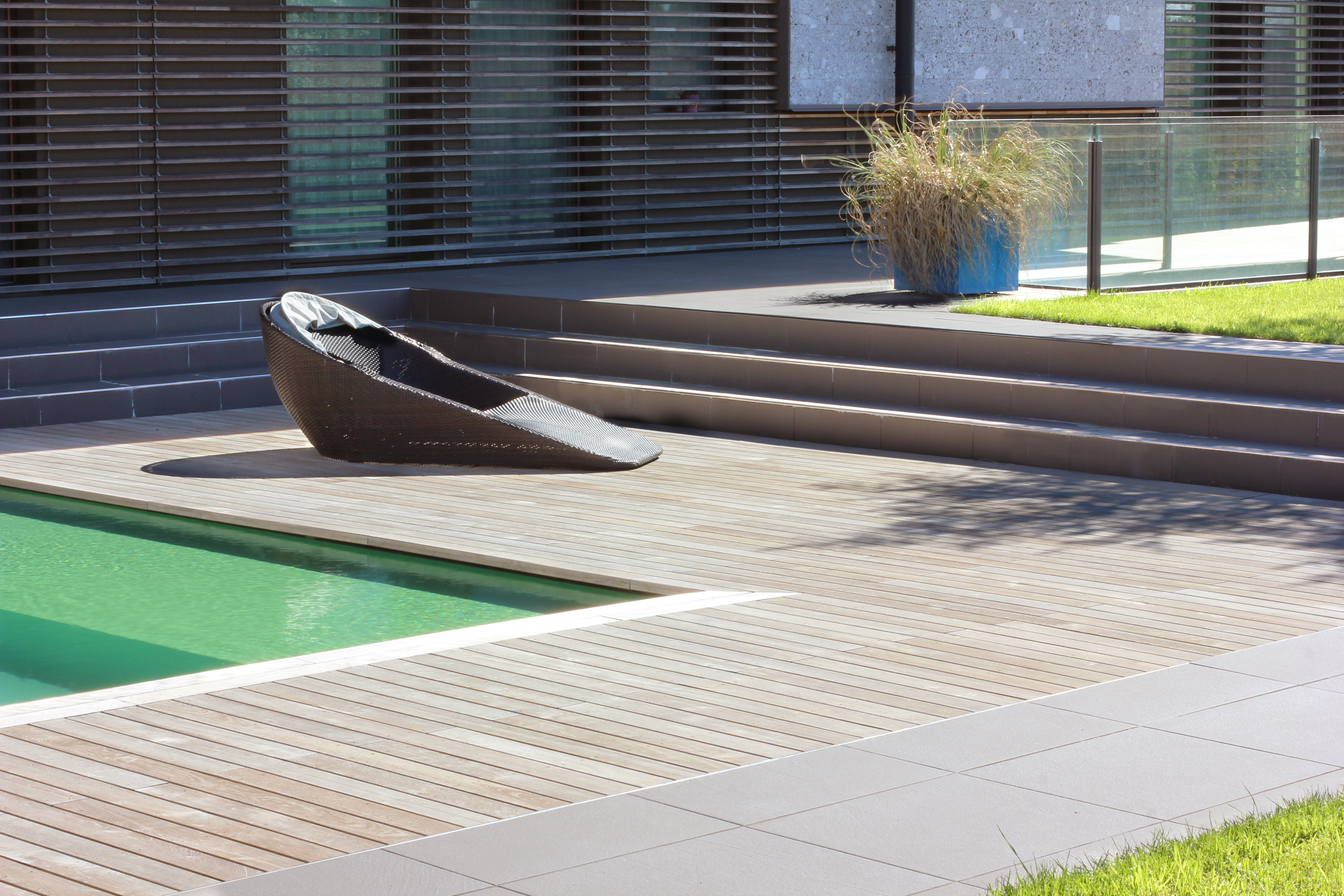 Parquet-per-esterno-piscina-Lomagna