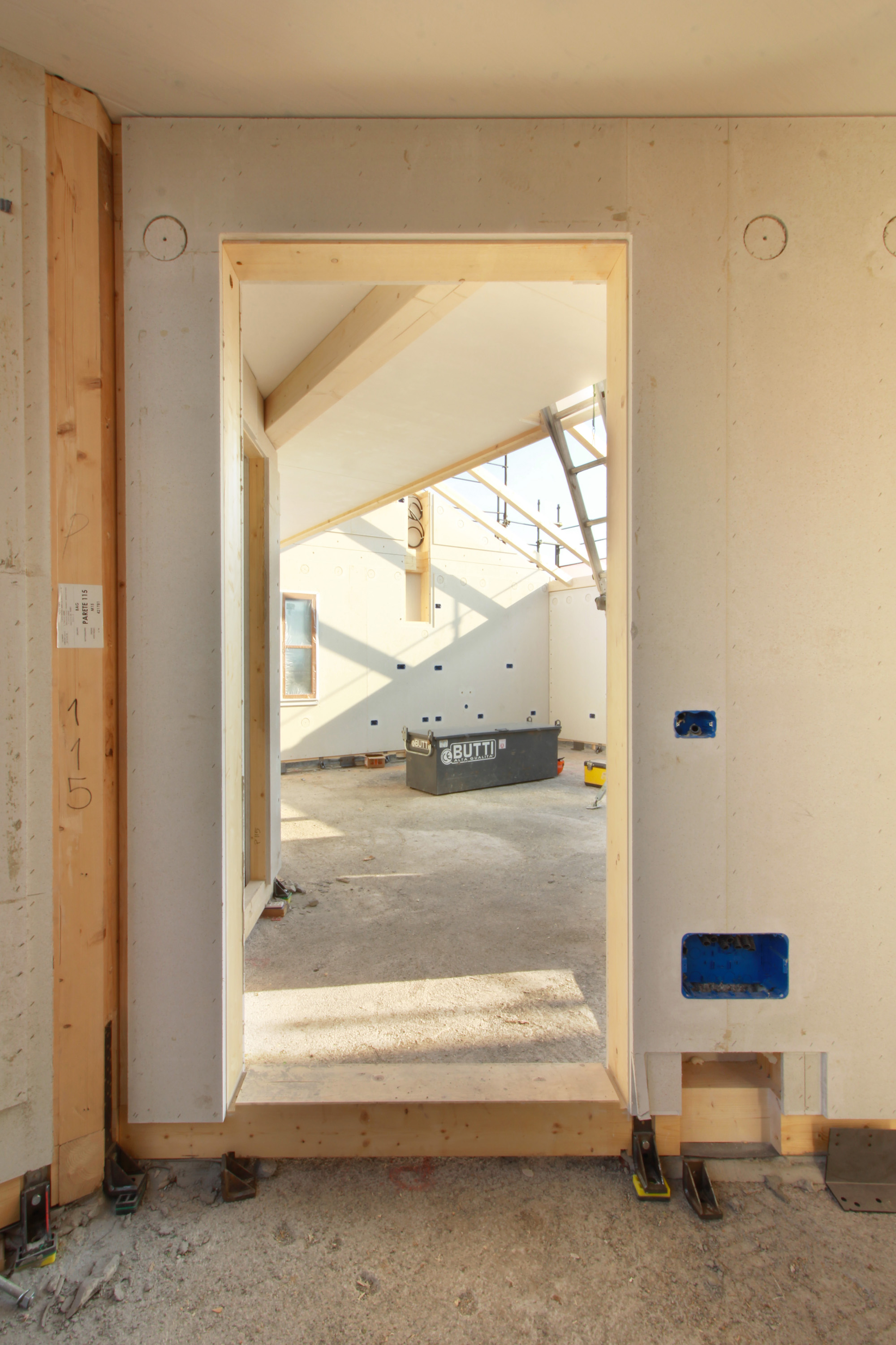 Casa-in-legno-montaggio-pareti-lecco