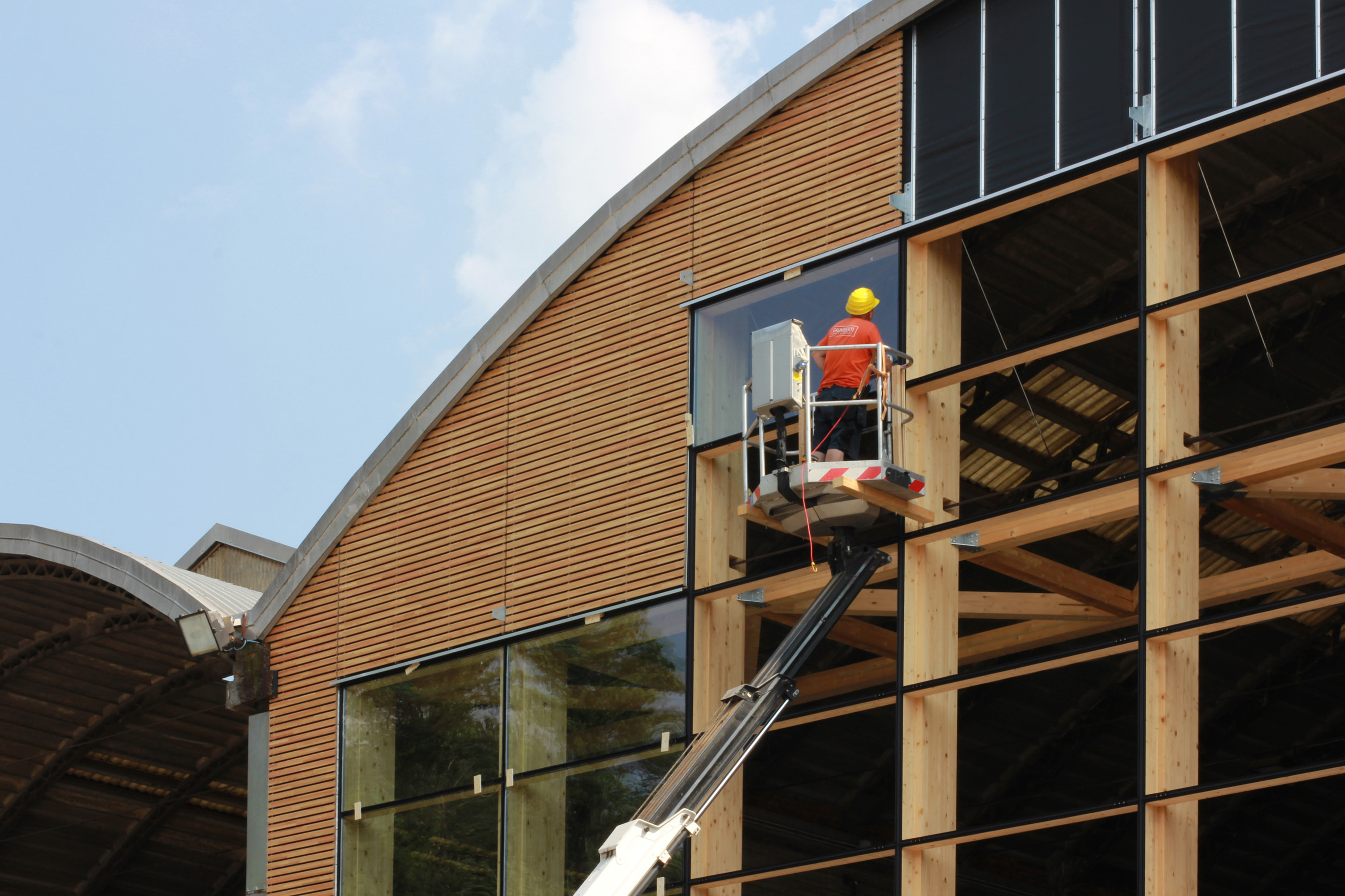 Facciata-in-legno-capannone-Lomagna