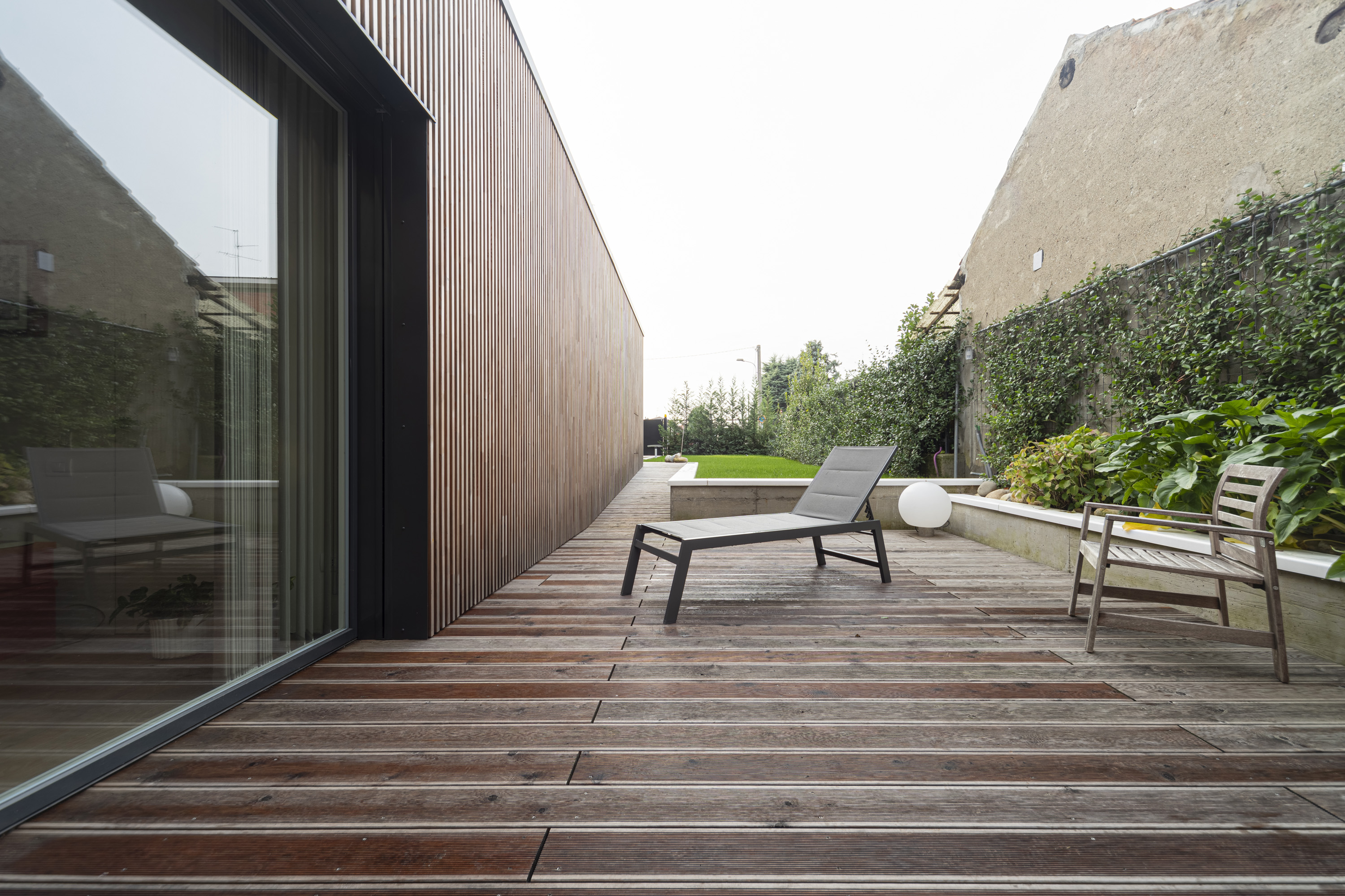 Pavimento-in-legno-esterno-villa-monza