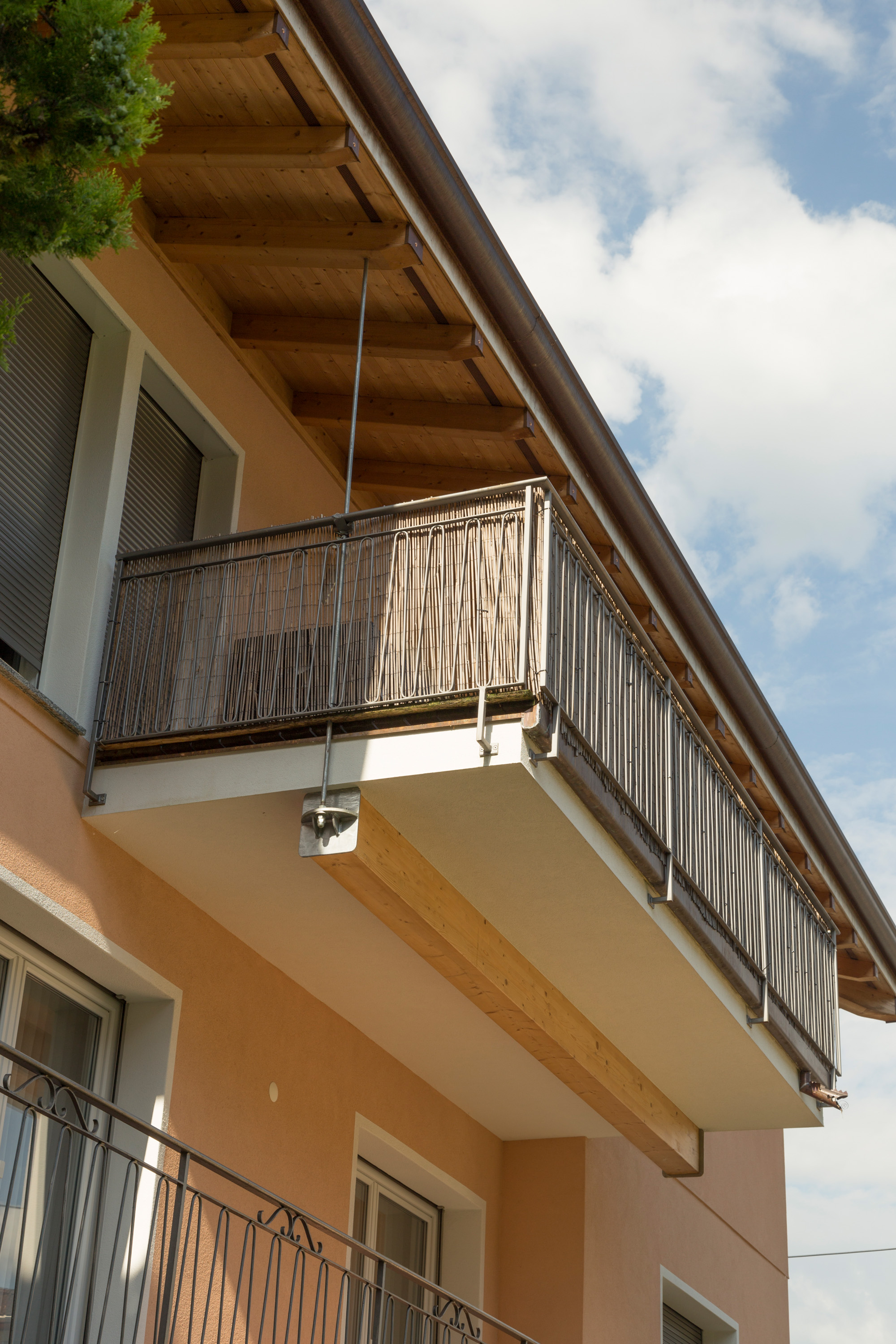 Casa-in-legno-prefabbricata-balcone-svizzera