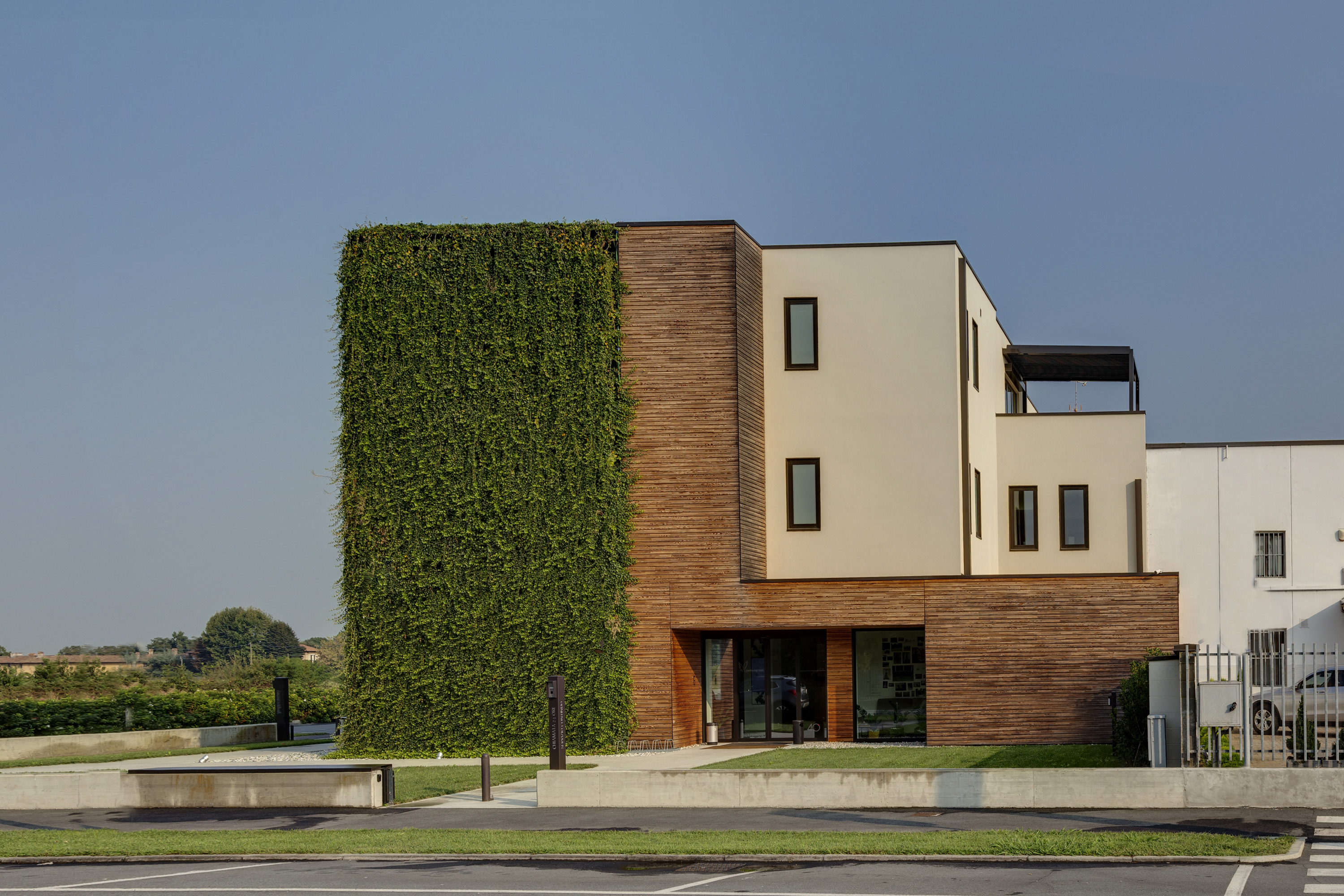 Facciata-in-legno-verde-verticale-Inveruno