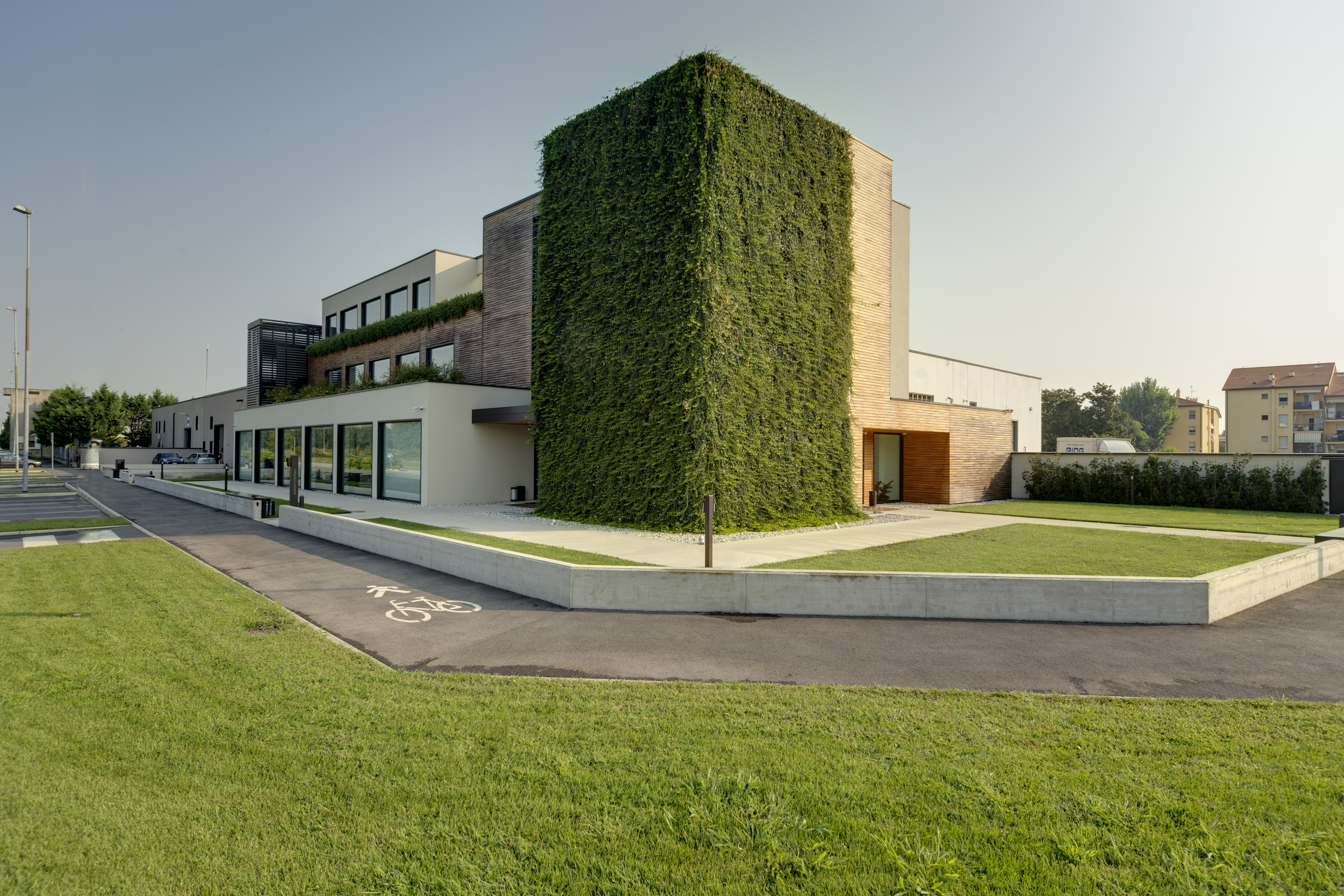 Facciata-in-legno-verde-verticale-Inveruno