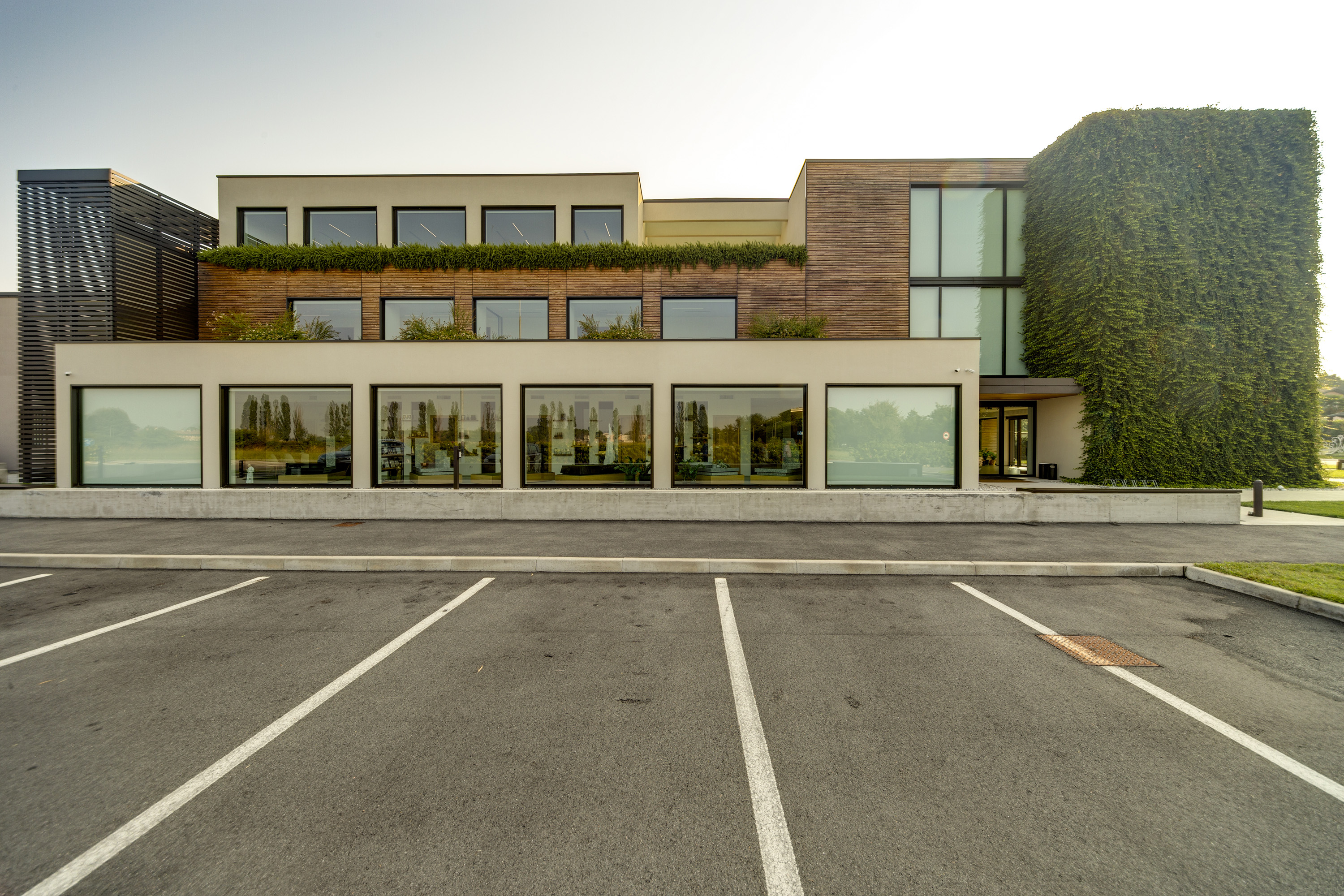 Facciata-in-legno-verde-verticale-Inveruno