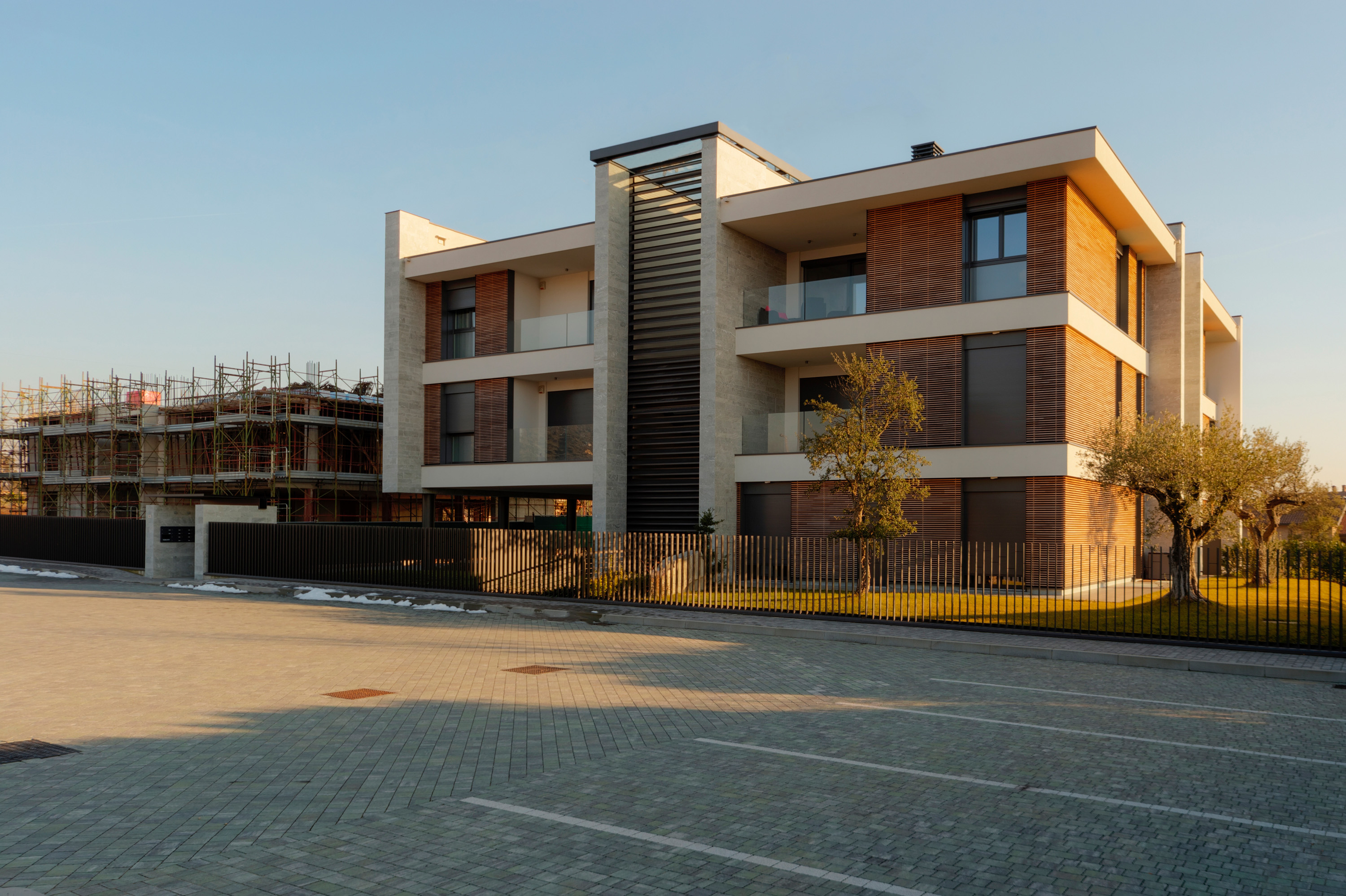 Facciata-in-legno-condominio-monza