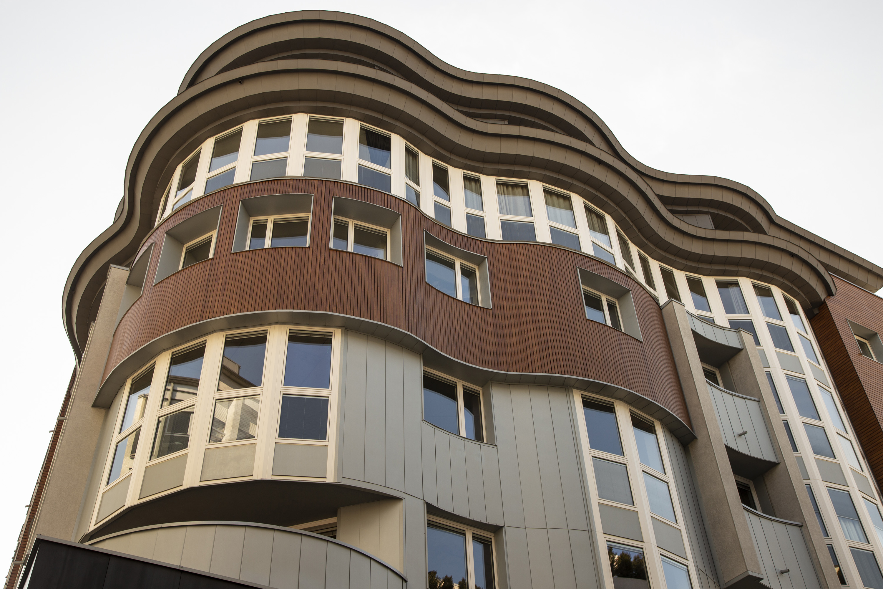 Facciata-in-legno-palazzo-monza