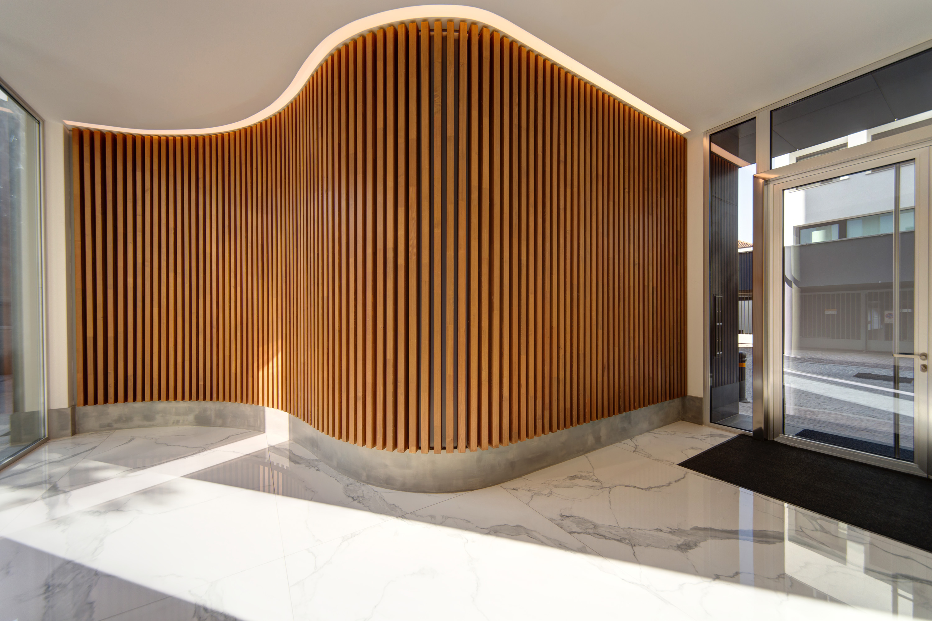 Facciata-in-legno-palazzo-monza