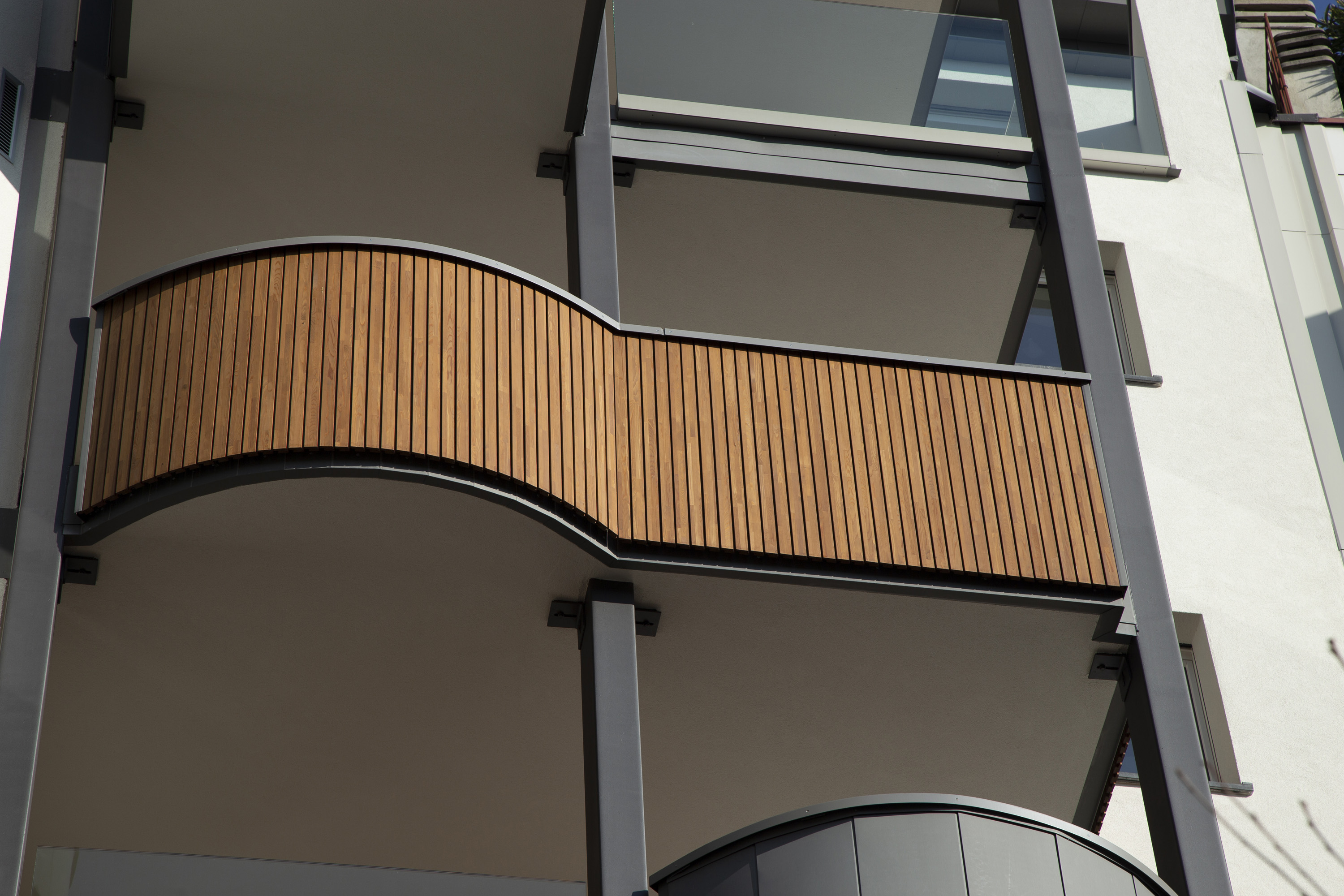 Facciata-in-legno-balcone-monza