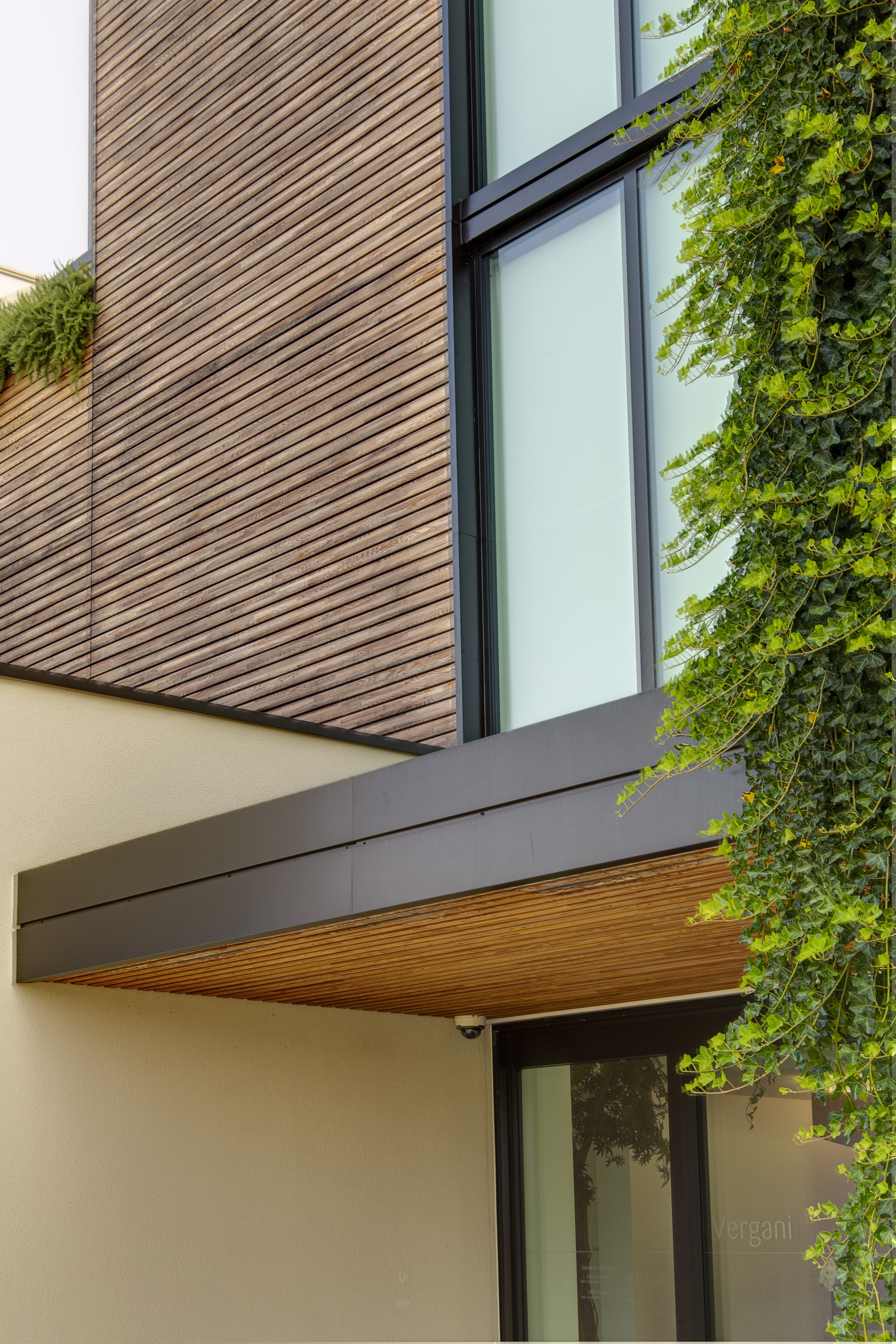 Rivestimento-legno-Ingresso-Inveruno