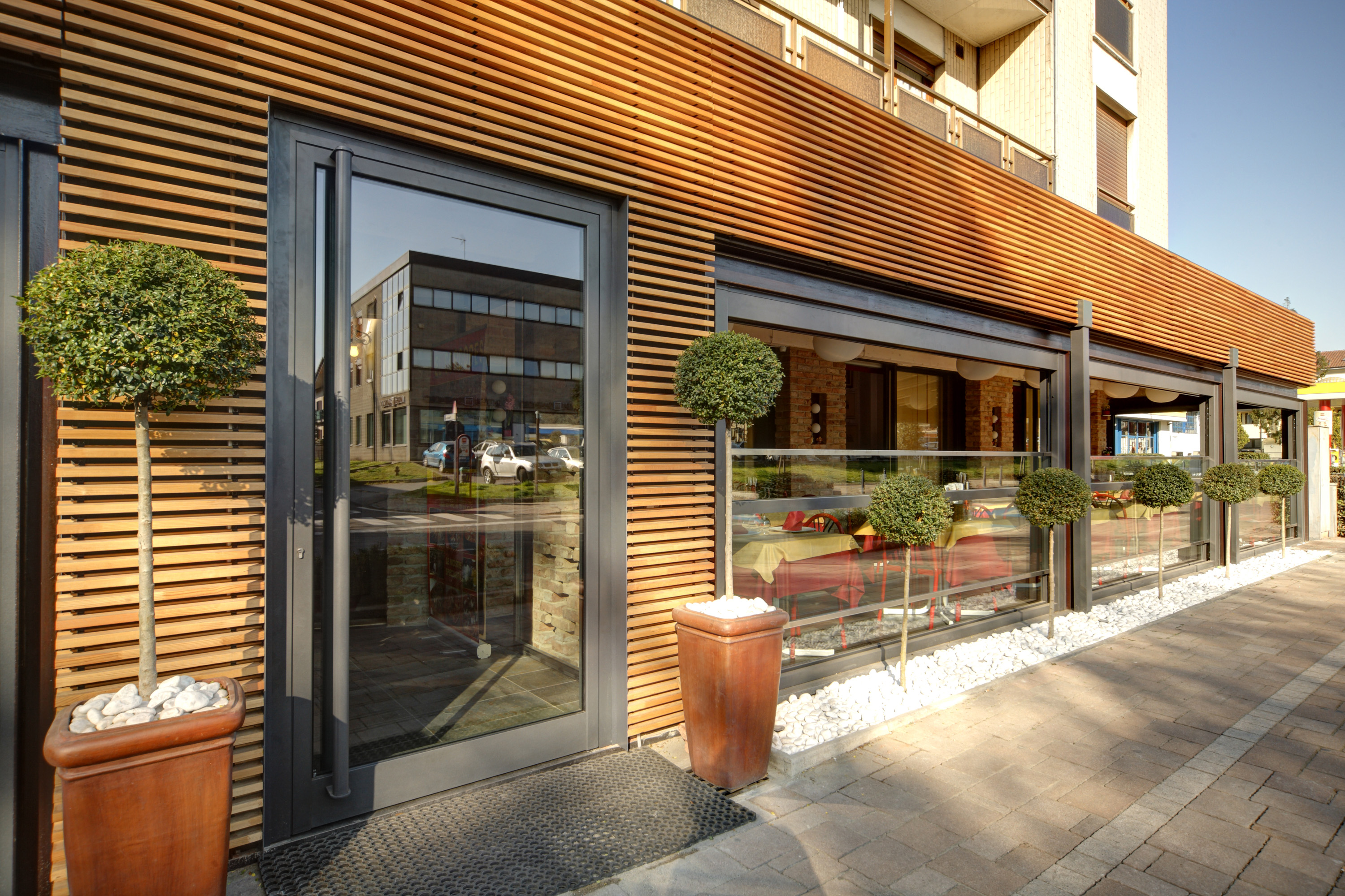 Facciata-in-legno-ristorante-monza