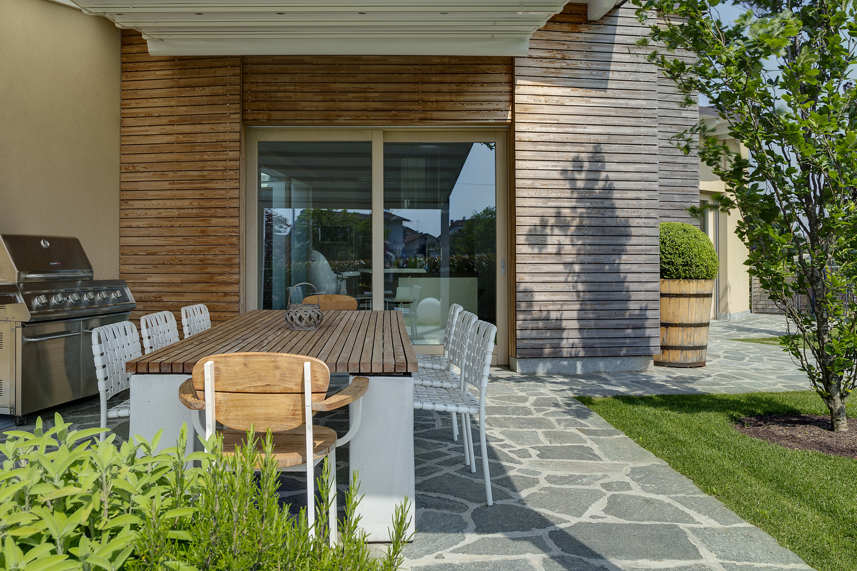 Facciata-in-legno-giardino-Varese