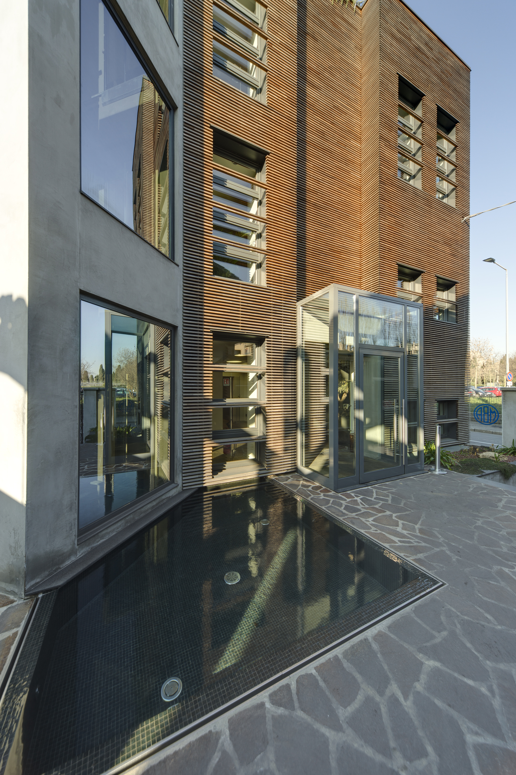 Facciata-in-legno-uffici-bergamo