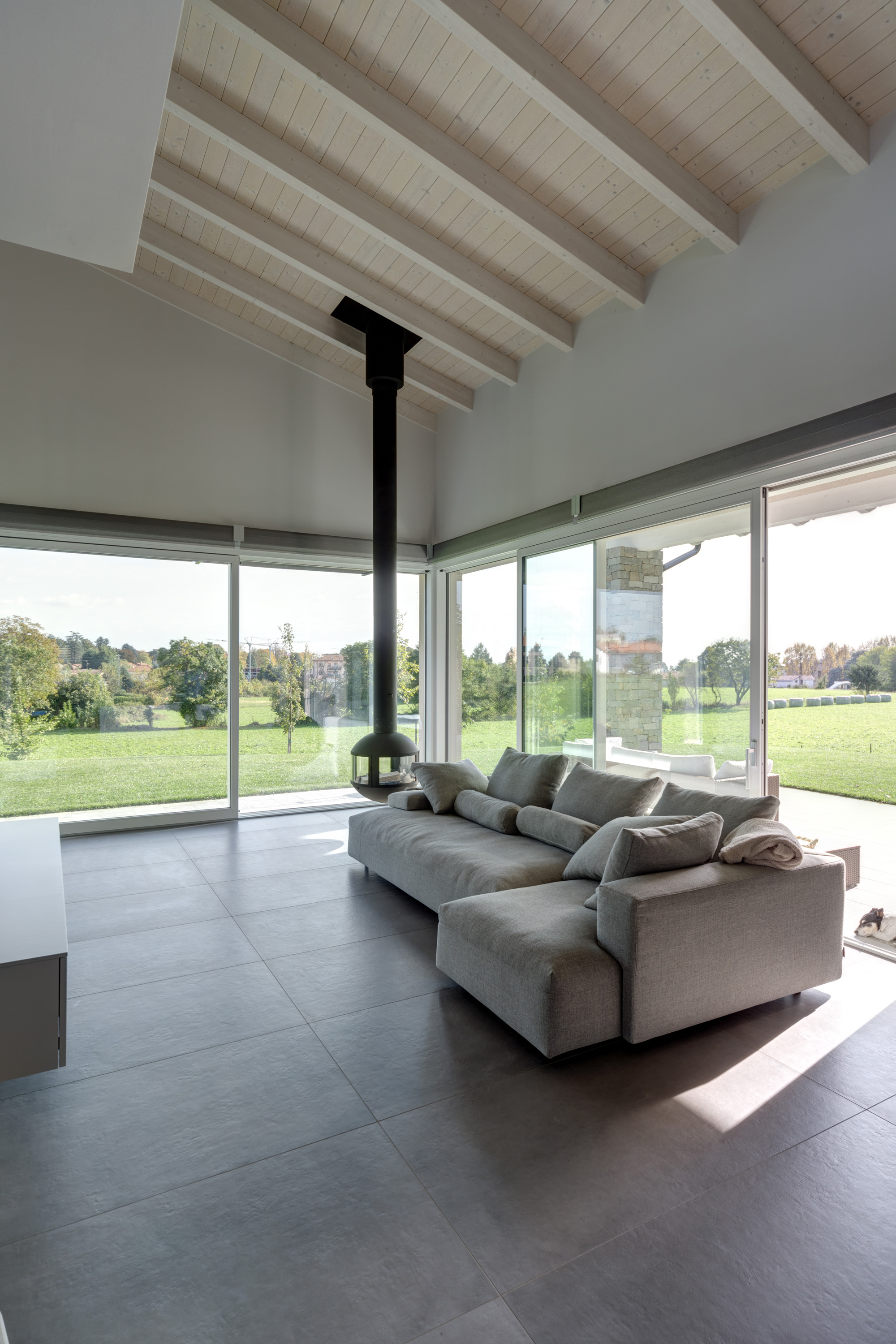 Tetto-in-legno-bianco-casa-milano