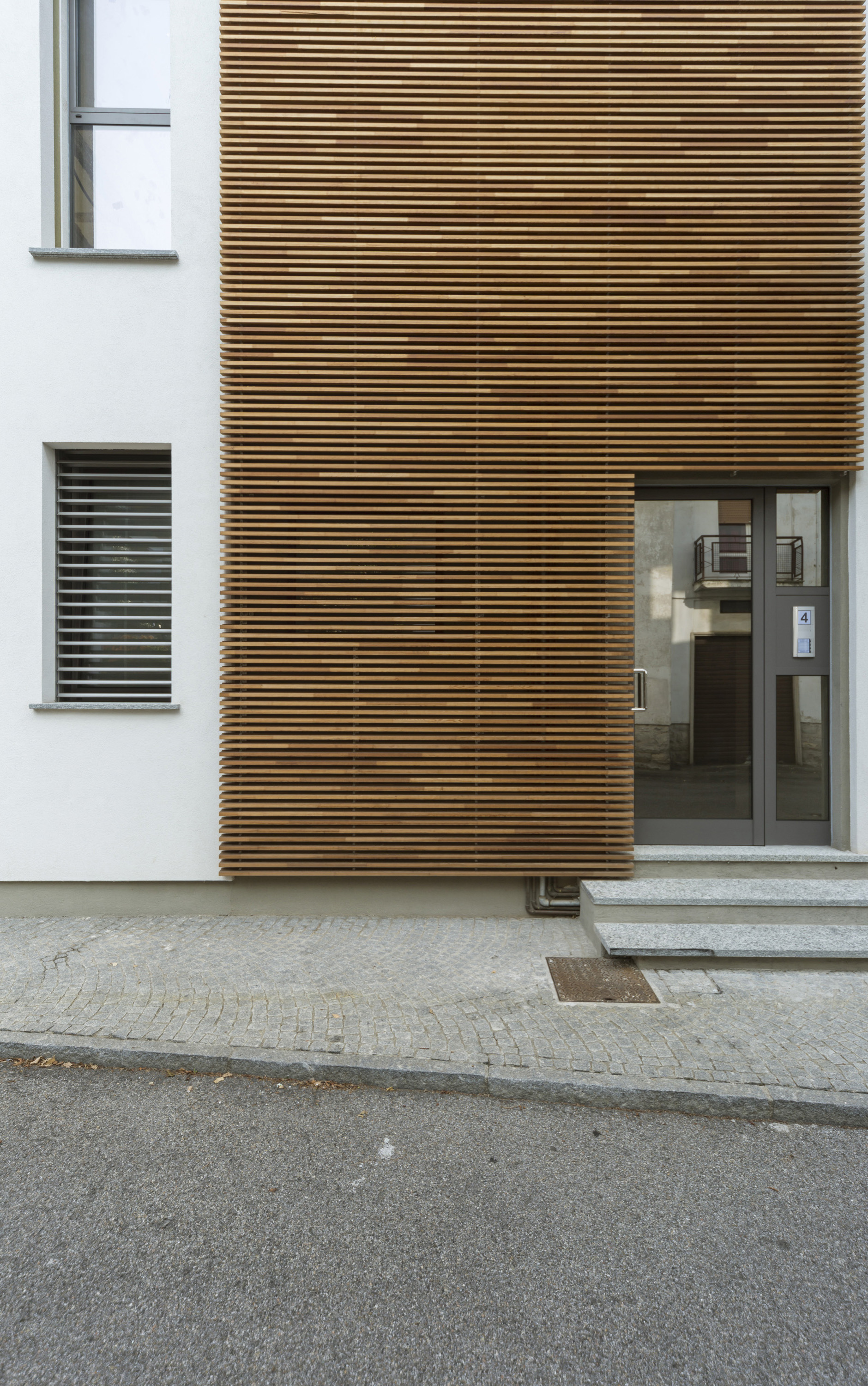 Facciata-in-legno-doghe-Cantù