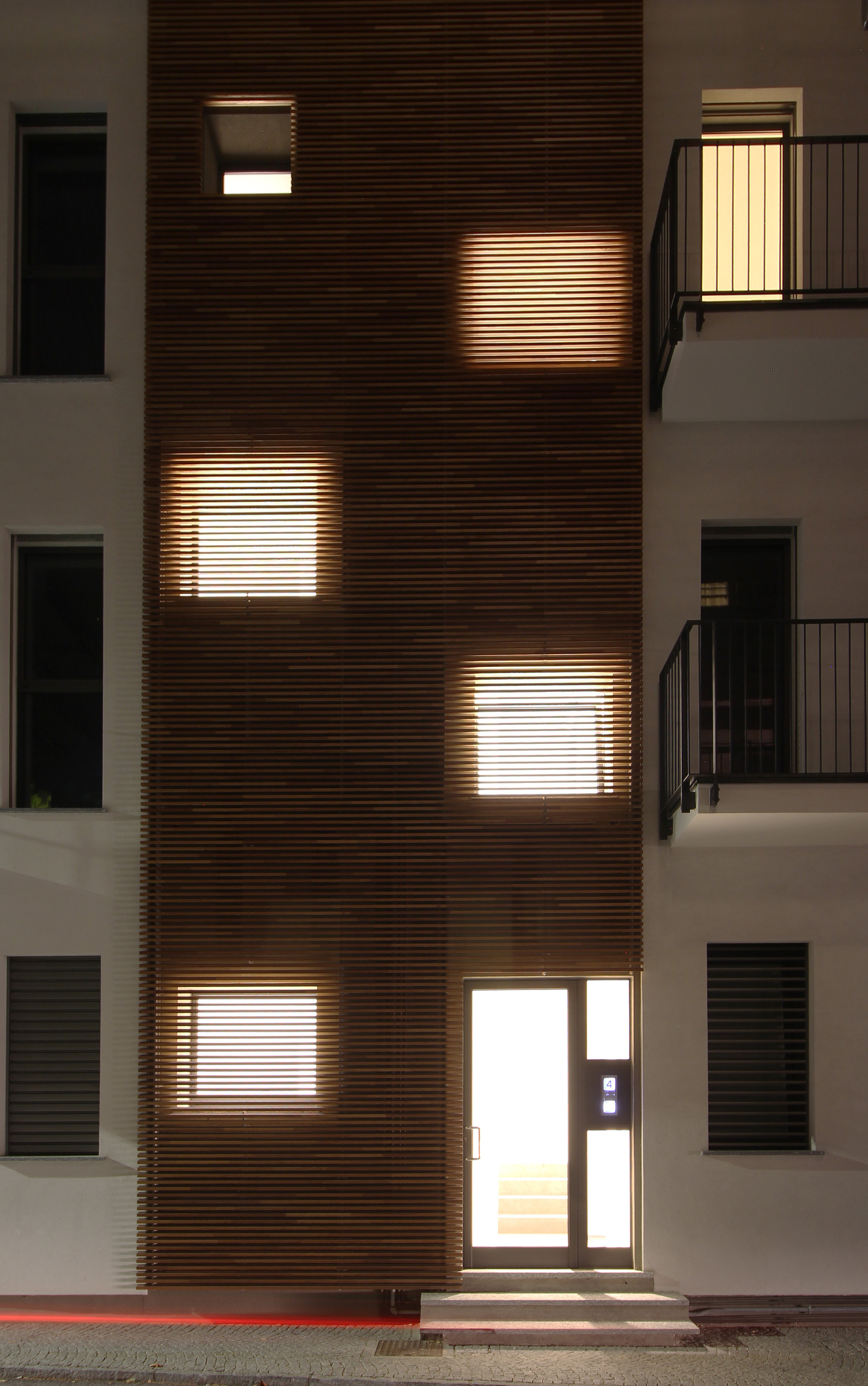 Facciata-in-legno-condominio-Cantù