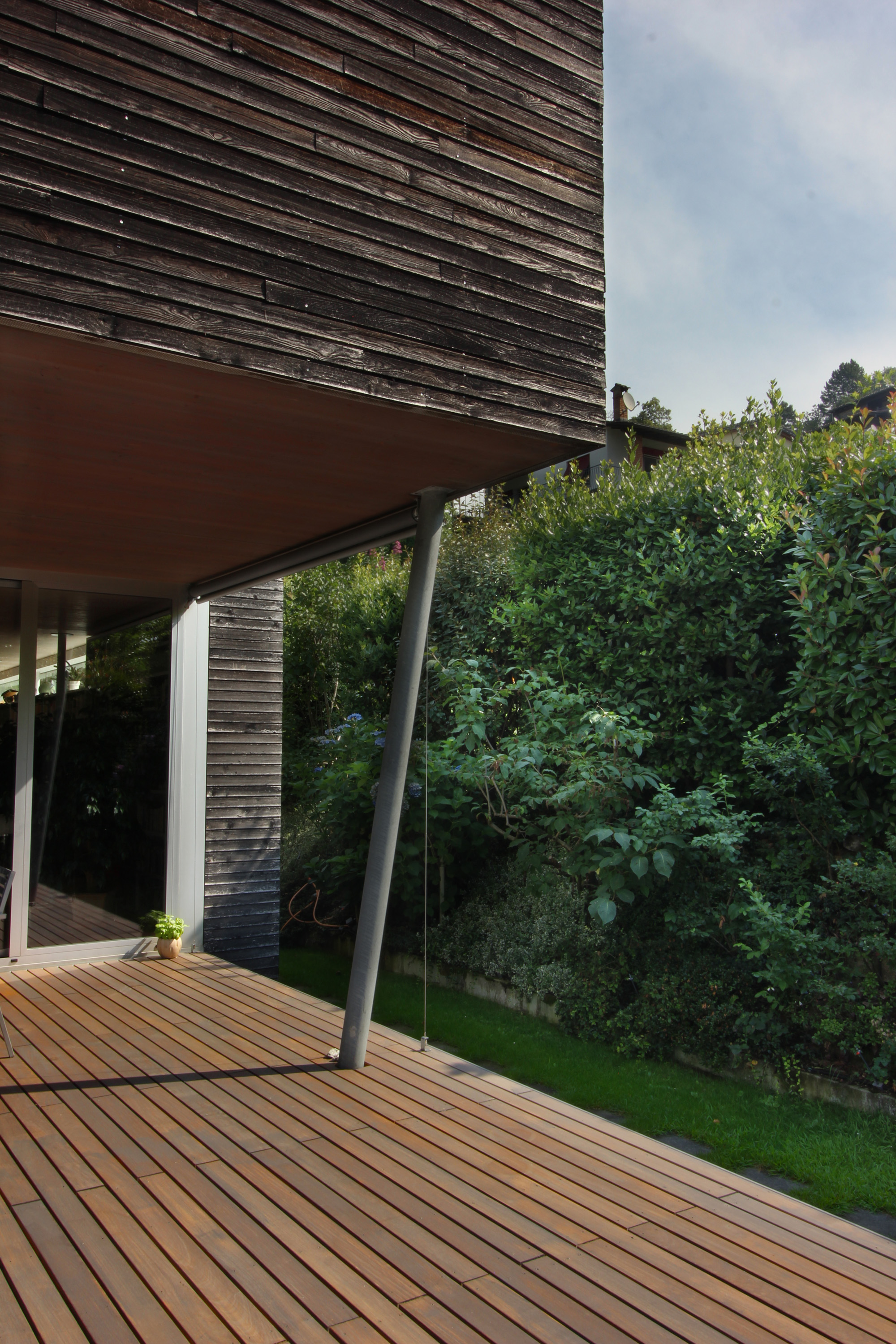 Pavimento-in-legno-esterno-villa-Lugano