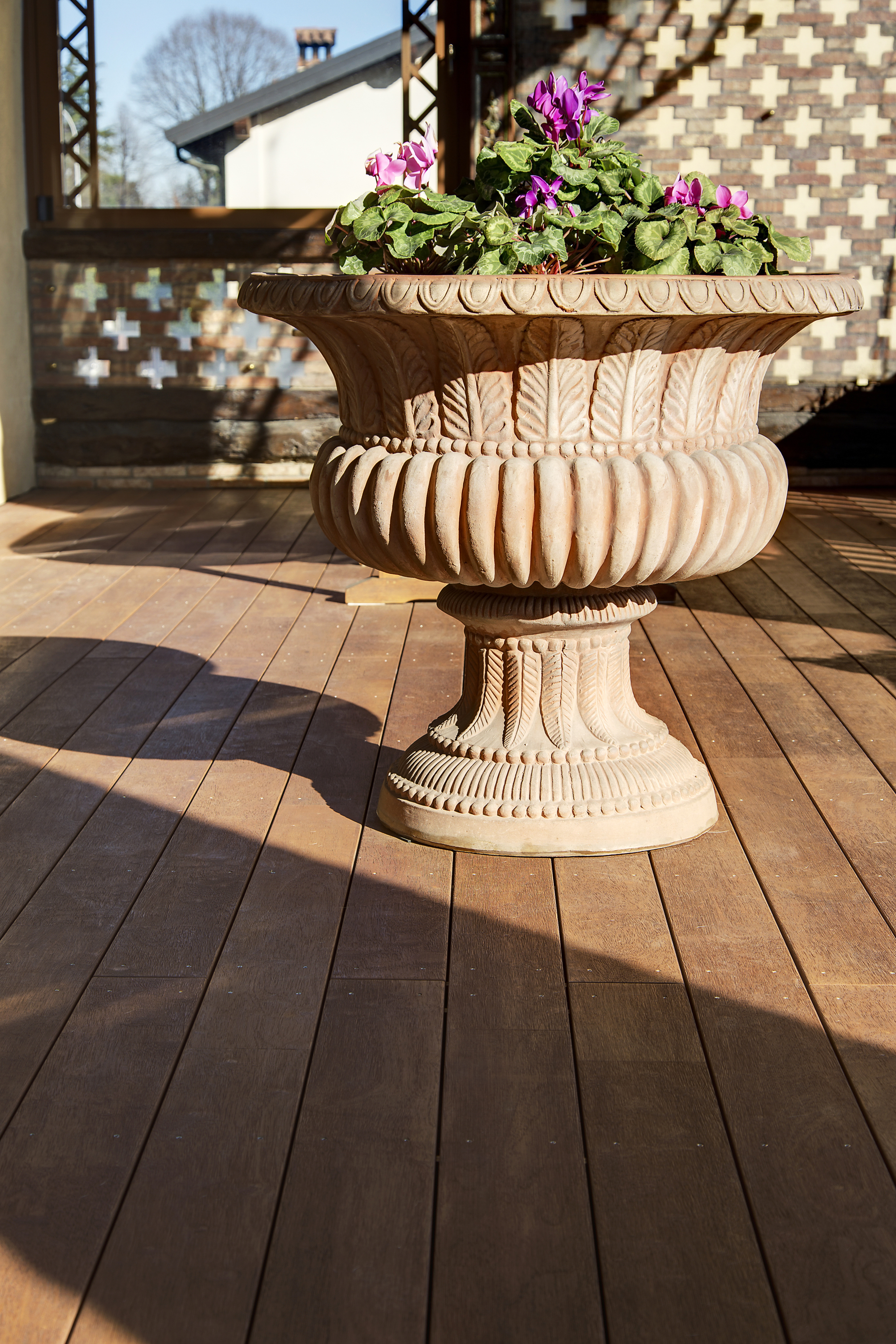 Pavimento-in-legno-esterno-villa-Casatenovo