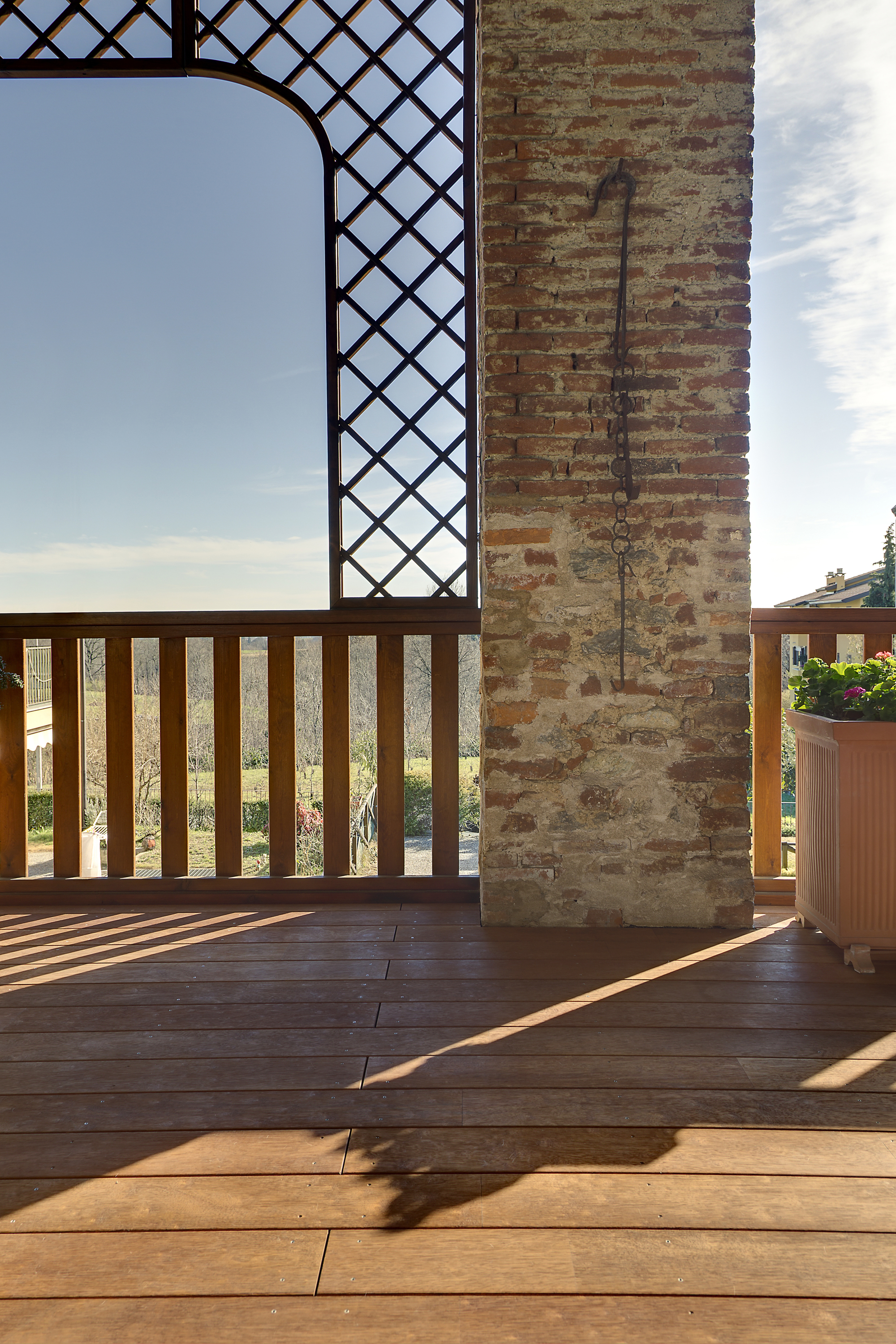 Pavimento-in-legno-esterno-villa-Casatenovo