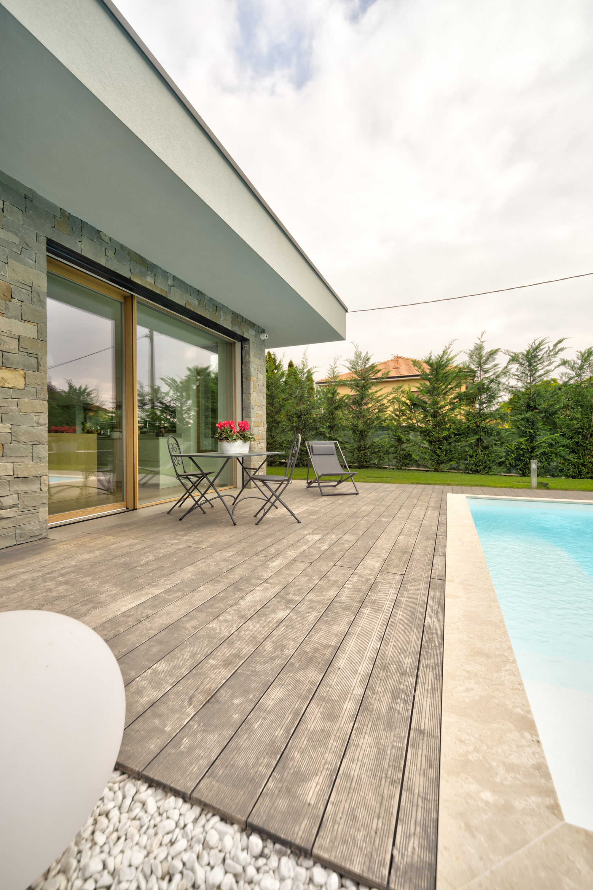 Pavimento-in-legno-piscina-varese