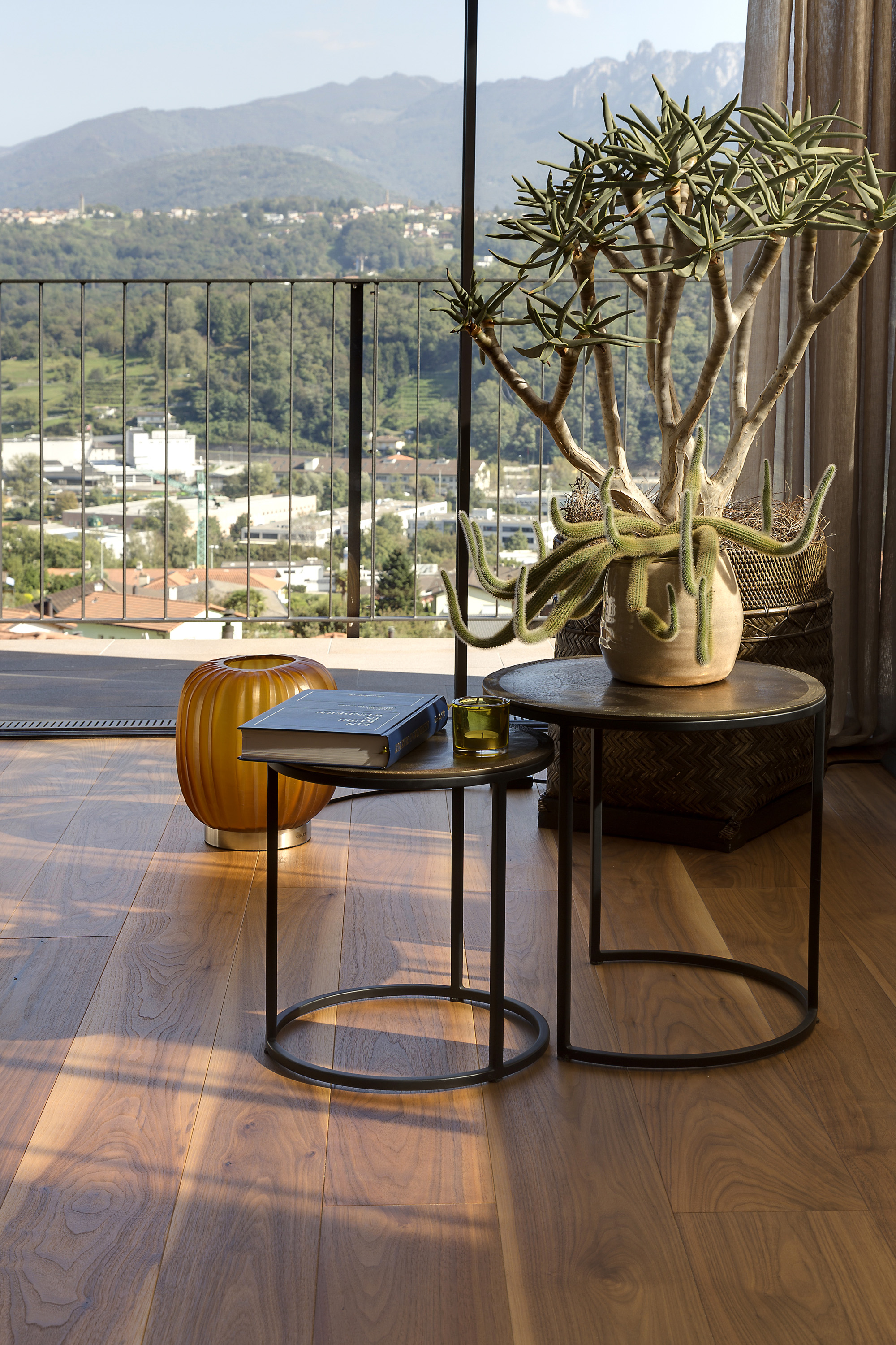 Pavimento-in-legno-soggiorno-svizzera